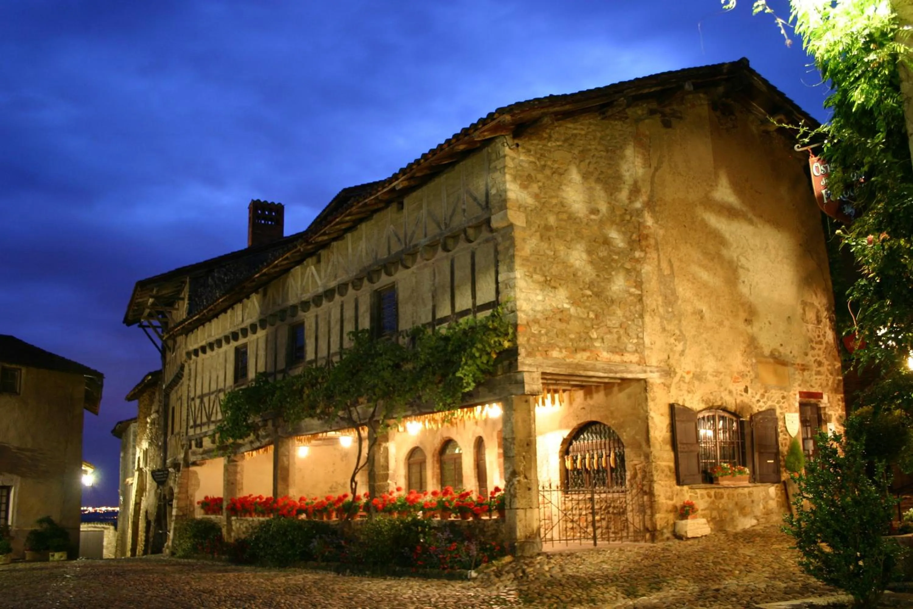 Facade/entrance in Hostellerie du Vieux Pérouges