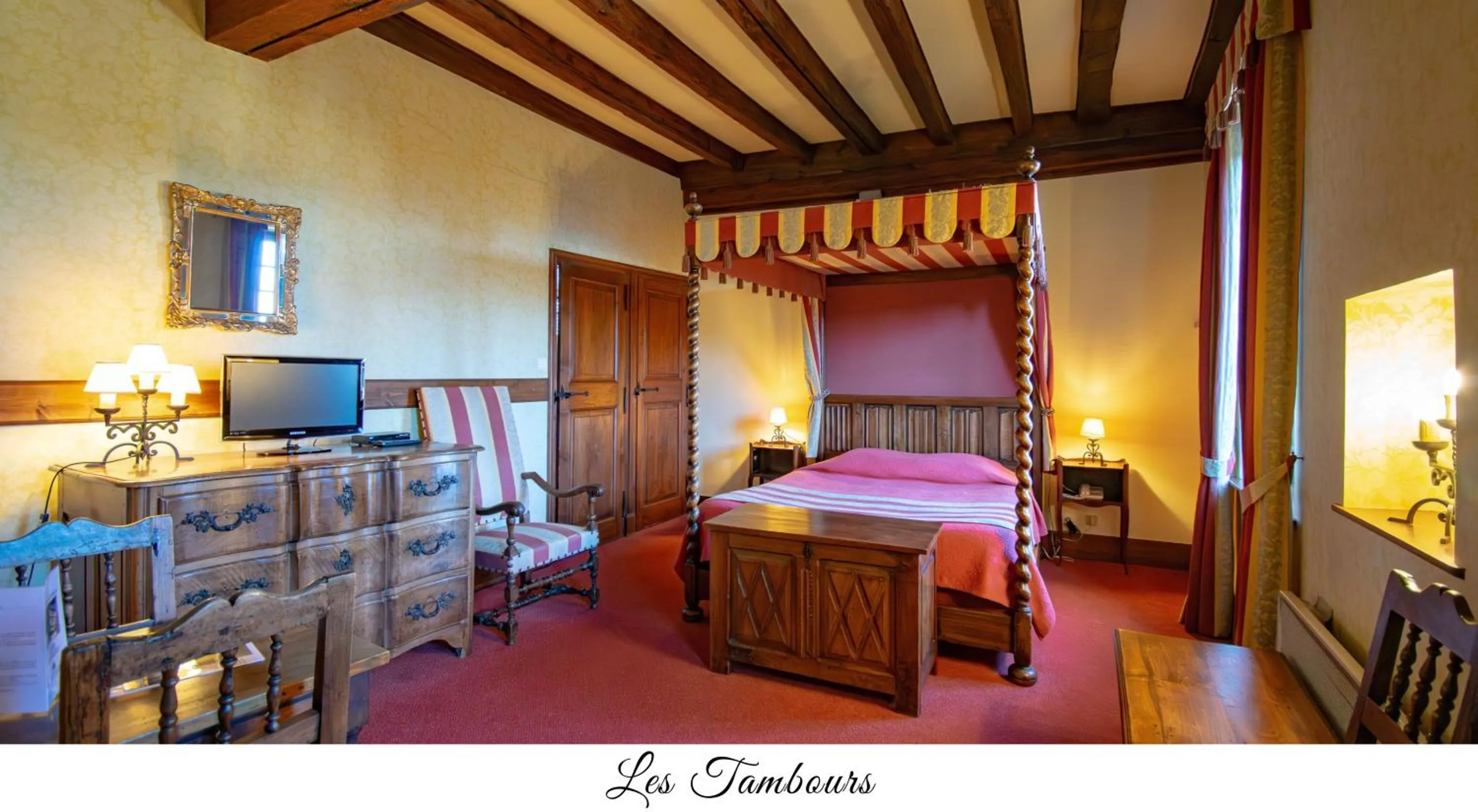 Bed in Hostellerie du Vieux Pérouges