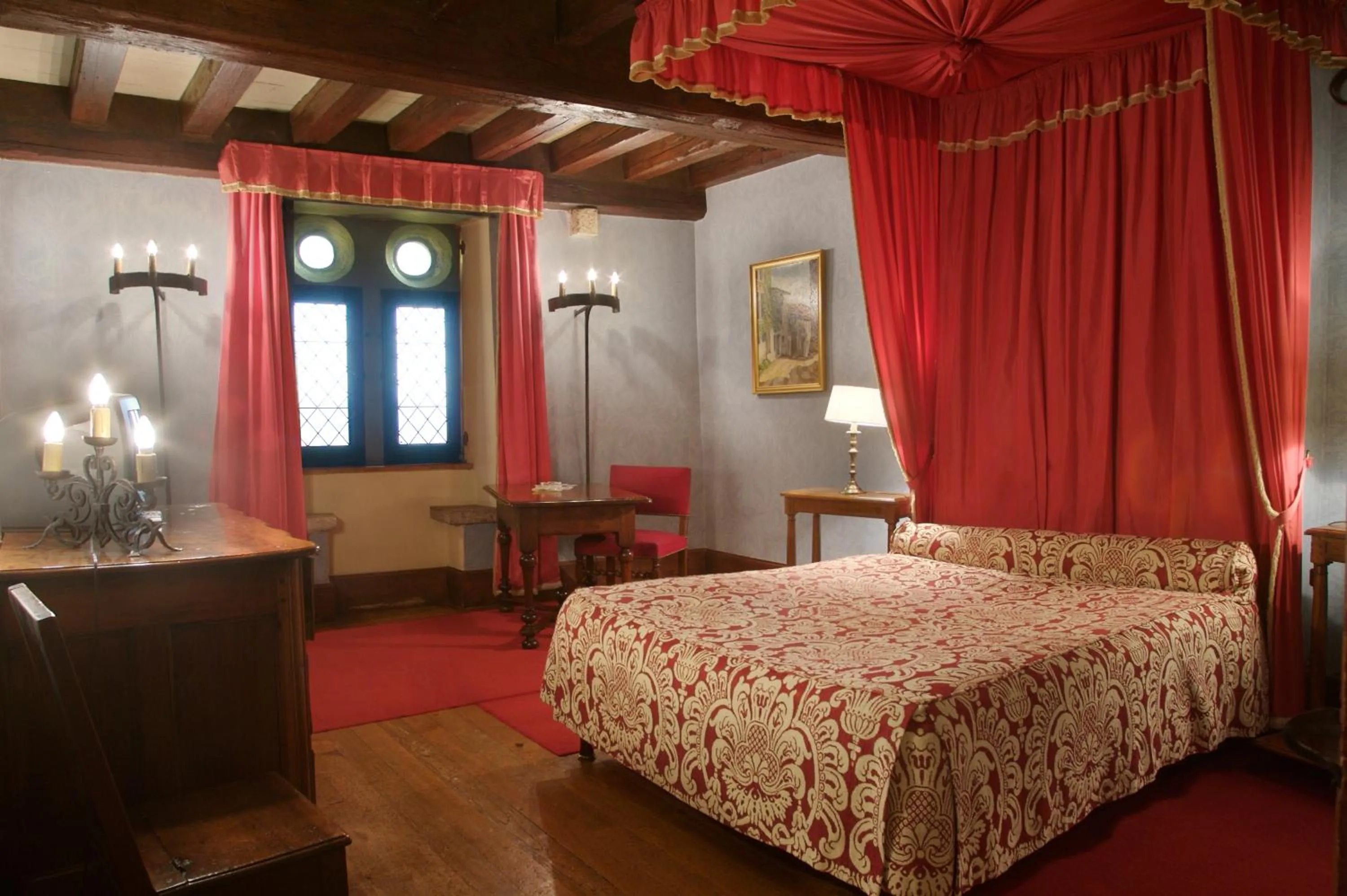 Bed in Hostellerie du Vieux Pérouges