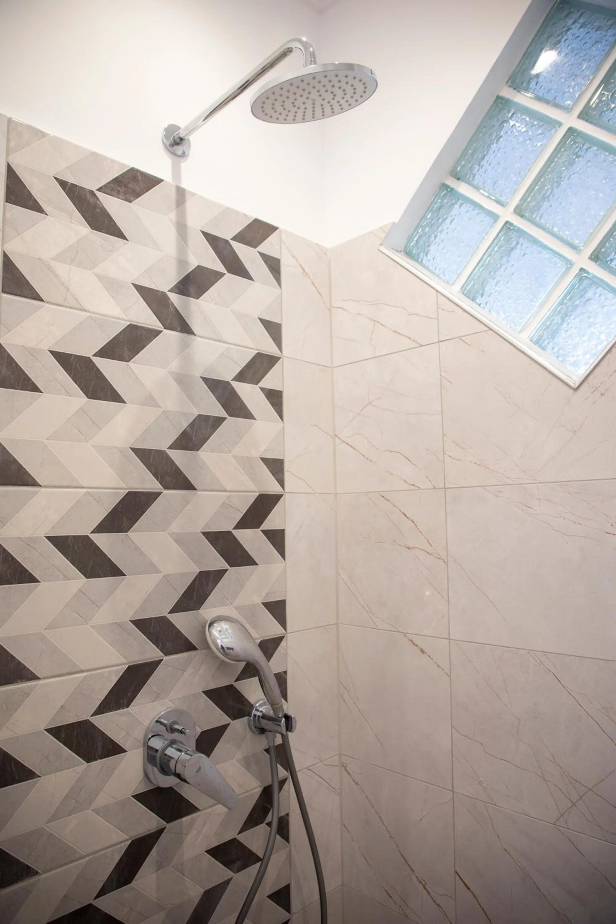 Shower in Sunrise Studios