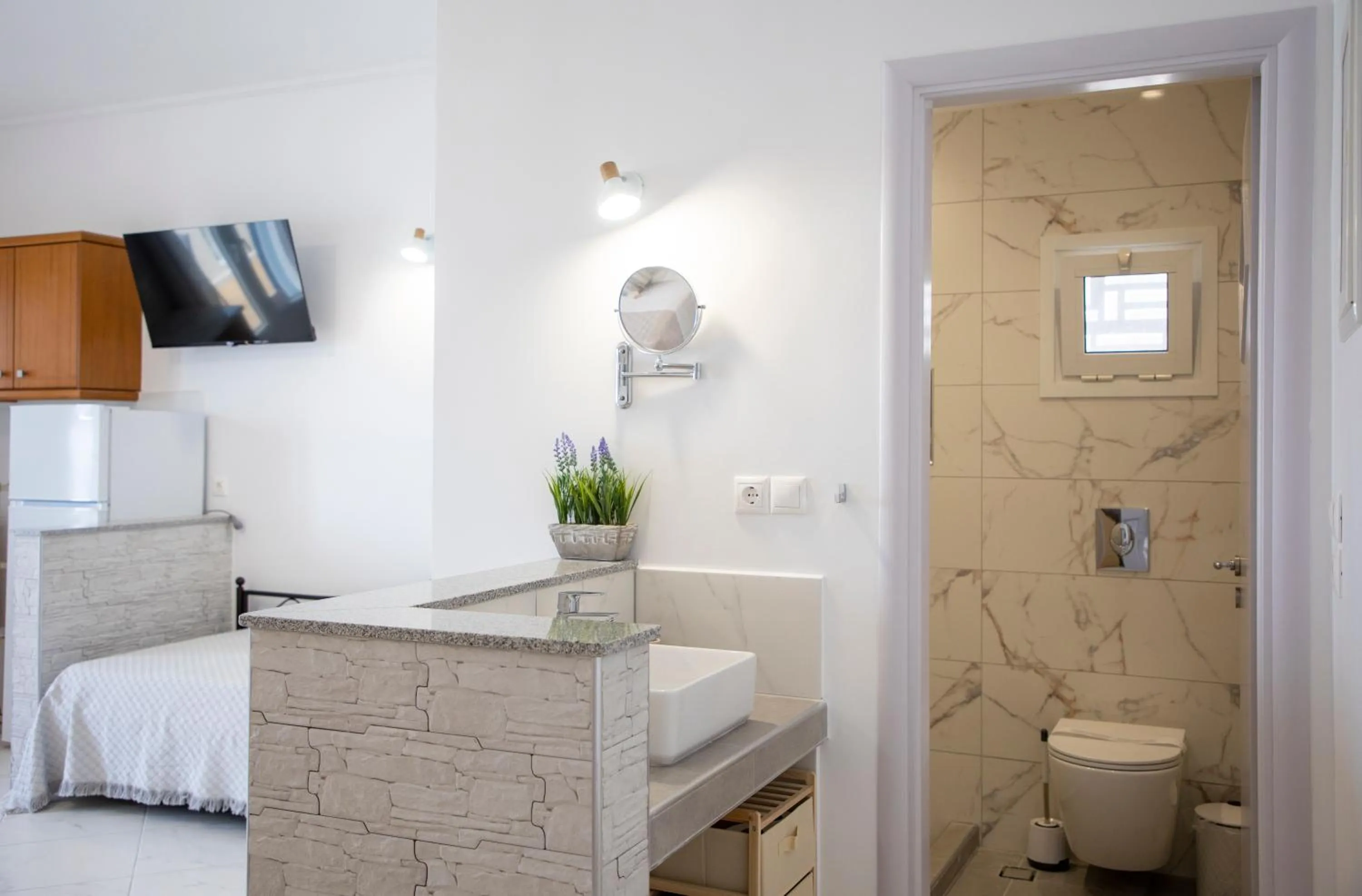 Toilet in Sunrise Studios