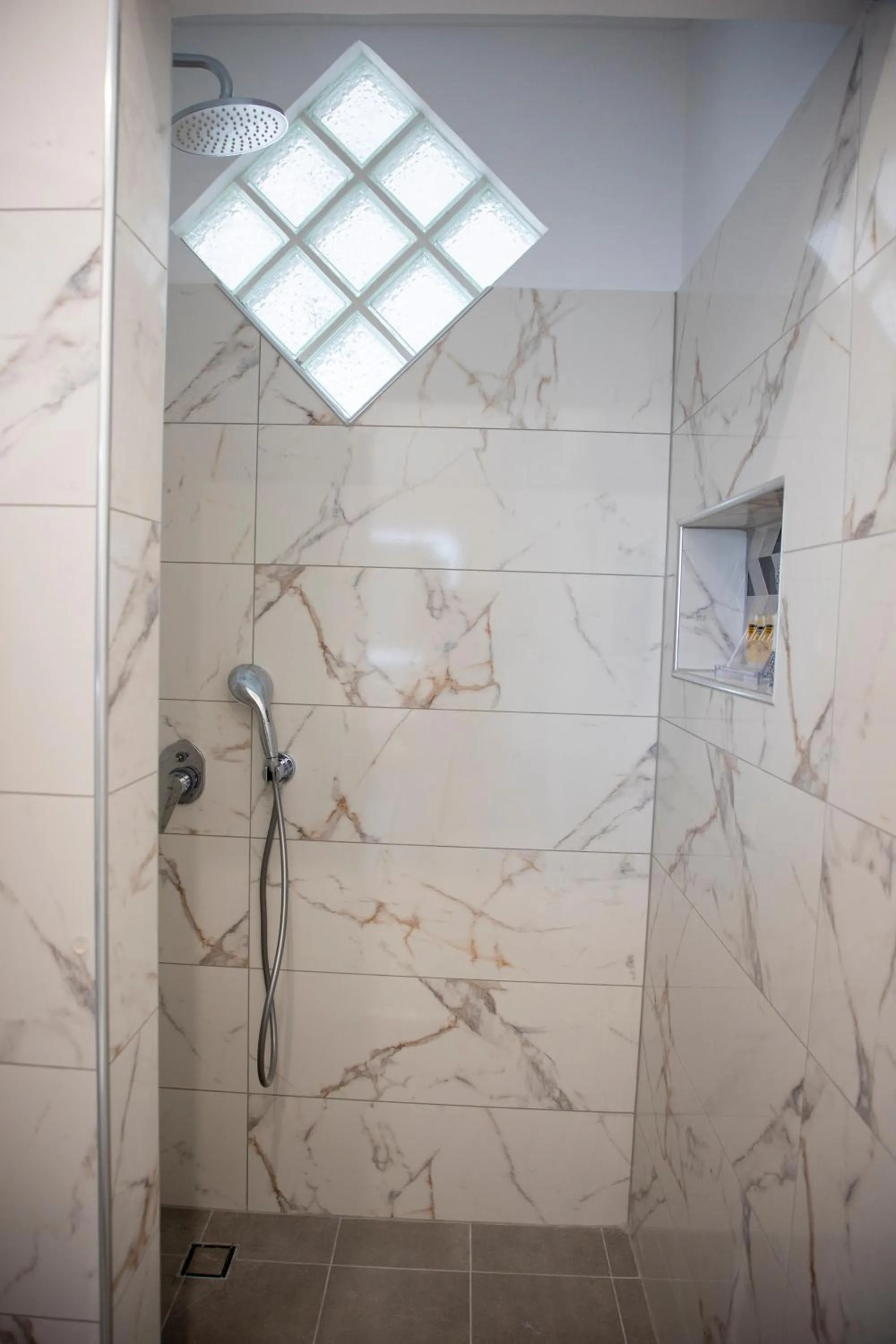 Shower in Sunrise Studios