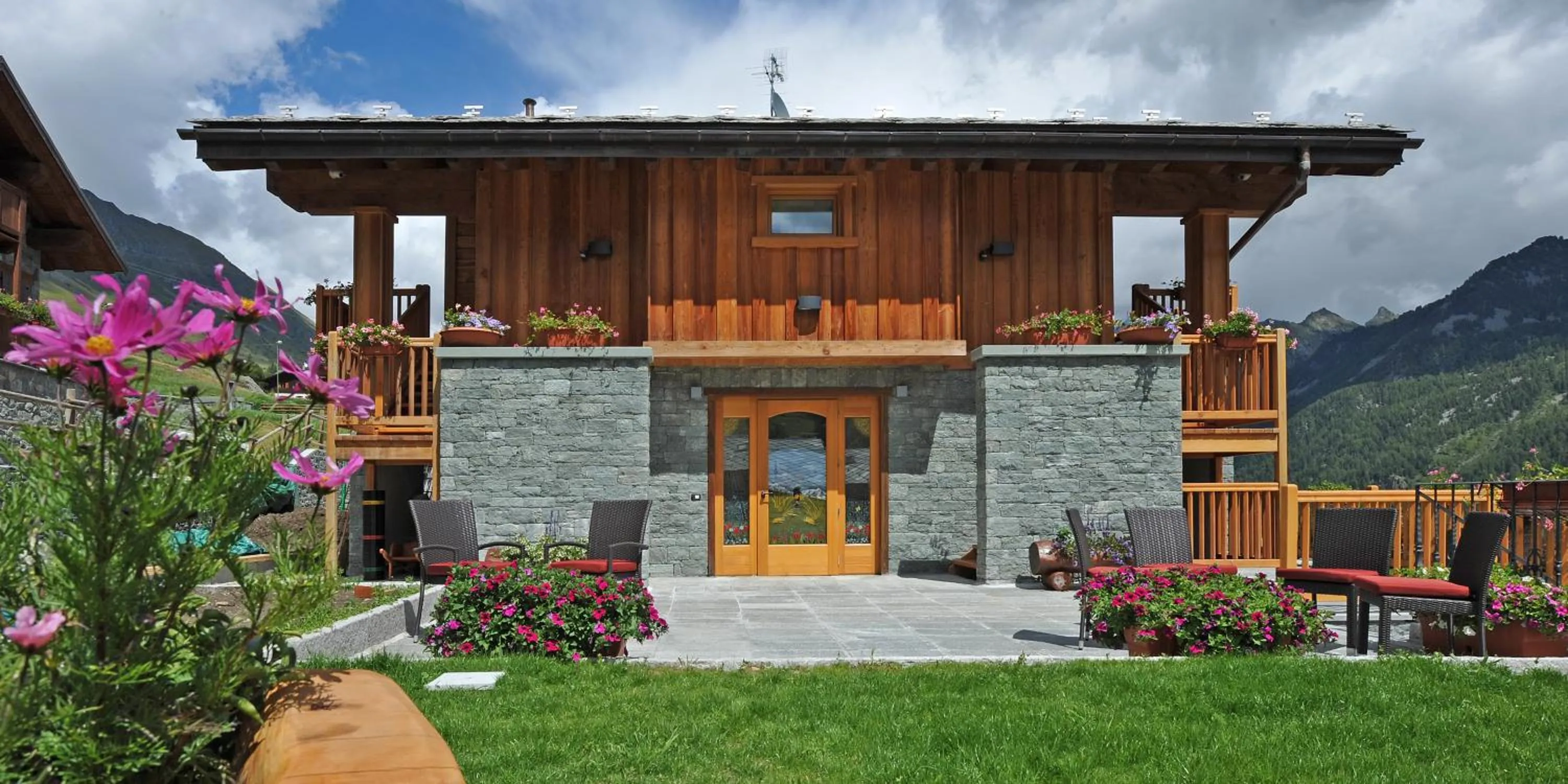 Patio in Gresil Residence