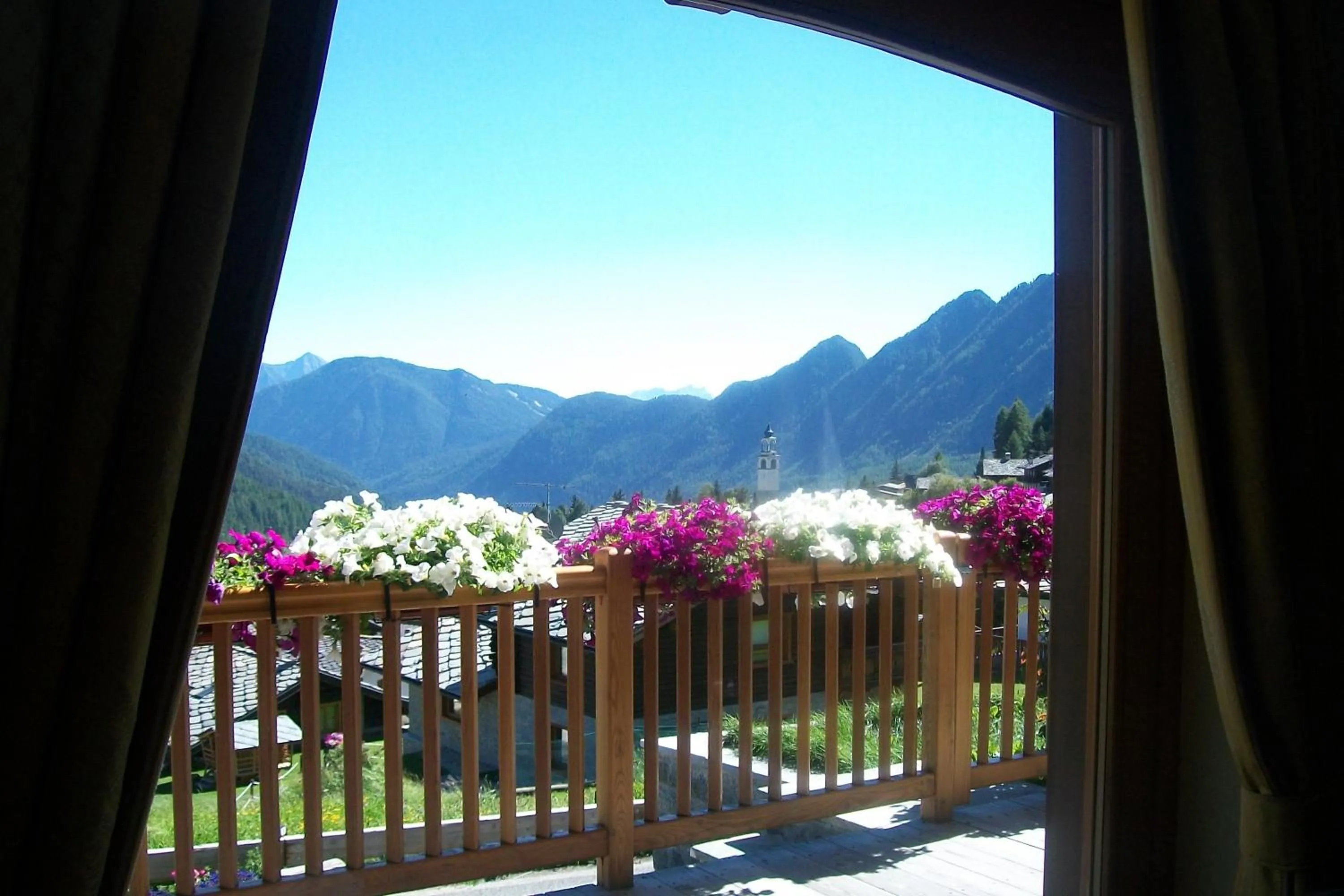 Decorative detail in Gresil Residence