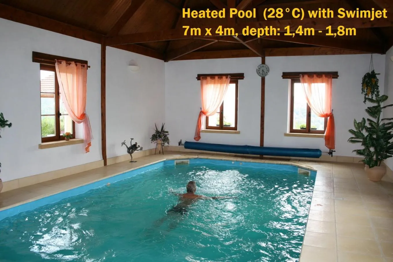 Swimming pool in Hillside Park Dordogne