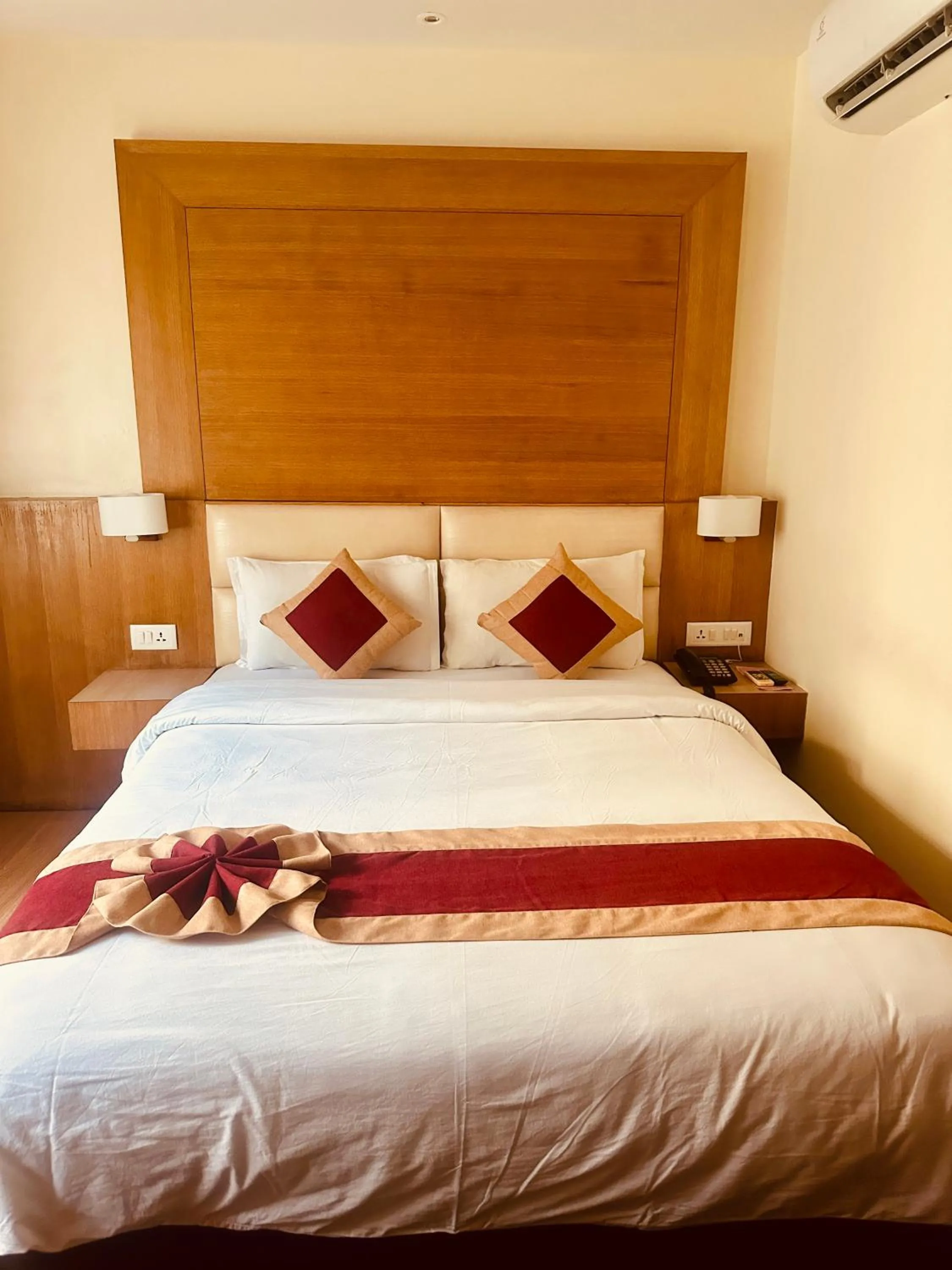 Bedroom, Bed in Hotel Middle Path & Spa