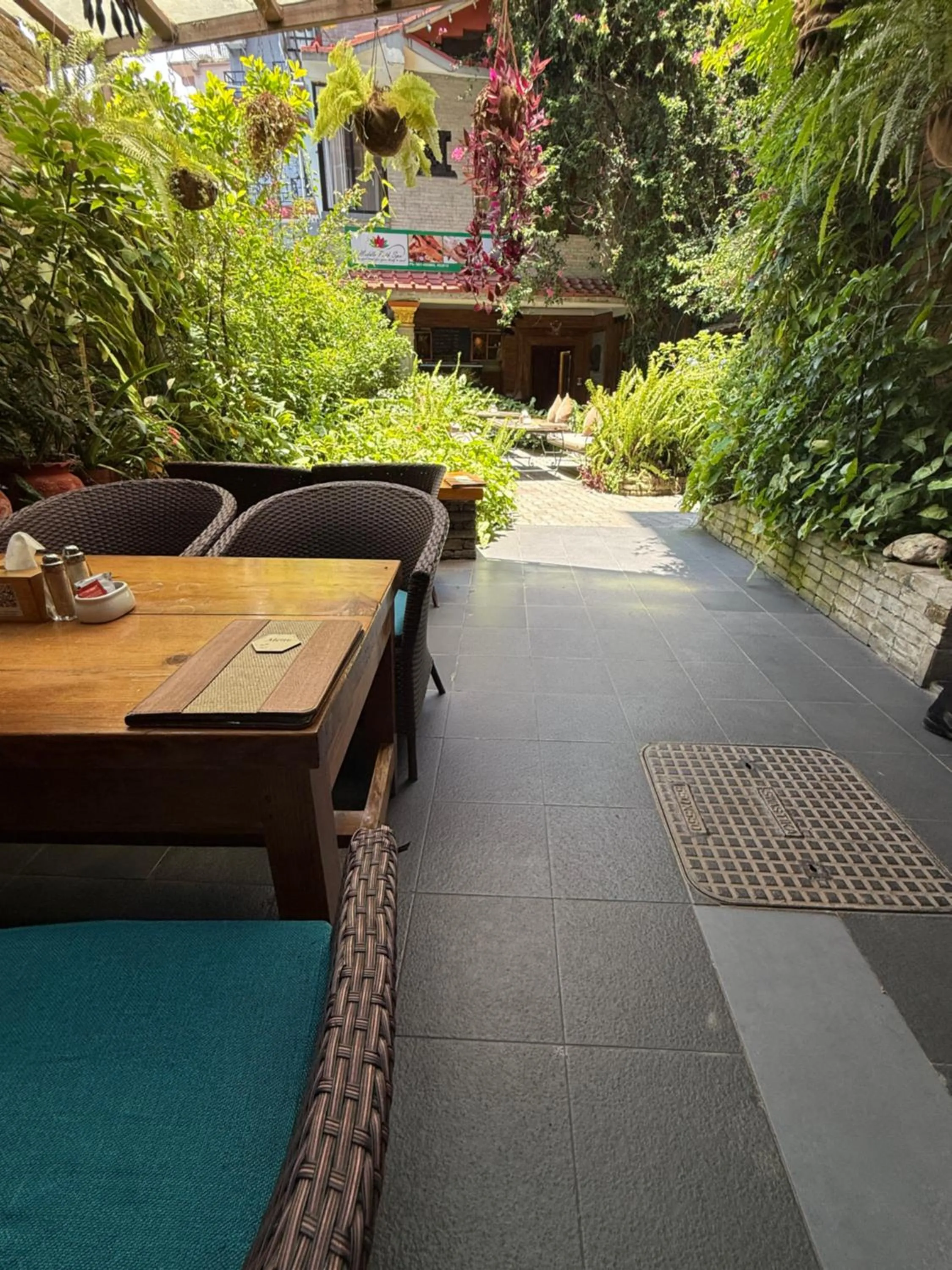 Restaurant/places to eat in Hotel Middle Path & Spa