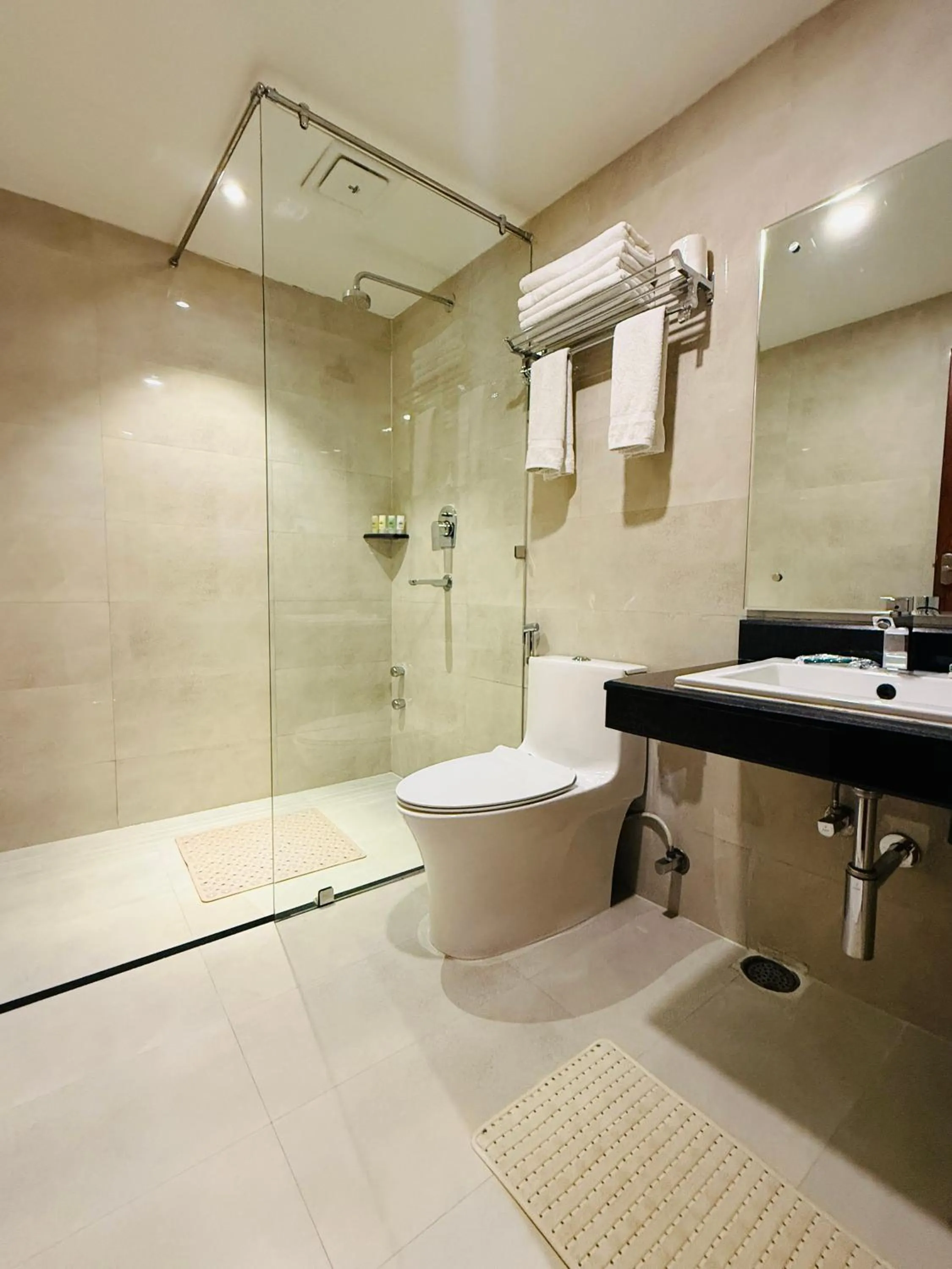 Bathroom in Hotel Middle Path & Spa