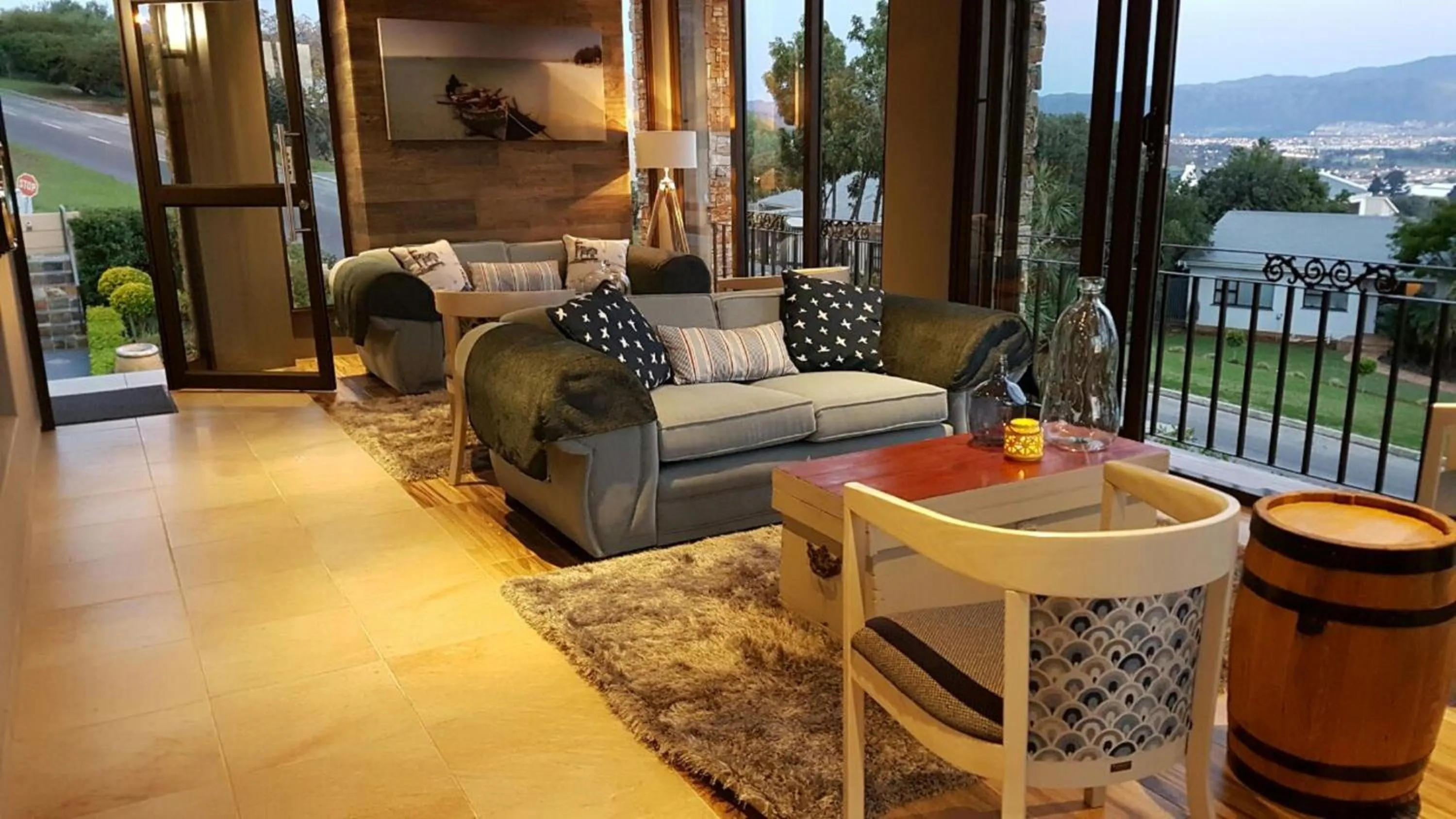 Communal lounge/ TV room in Bay View Guest House