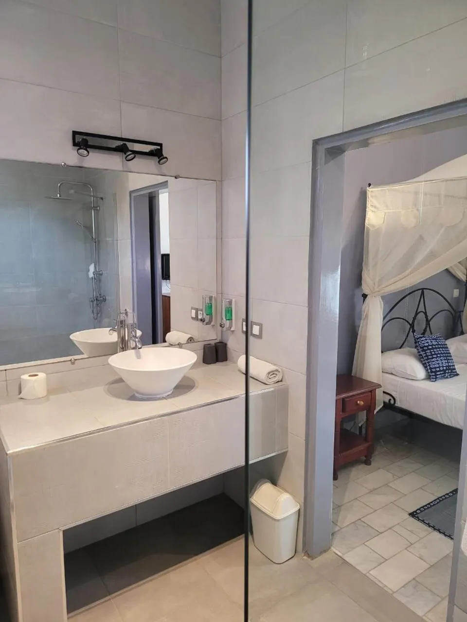 Bathroom, Bed in Le Lodge des Almadies