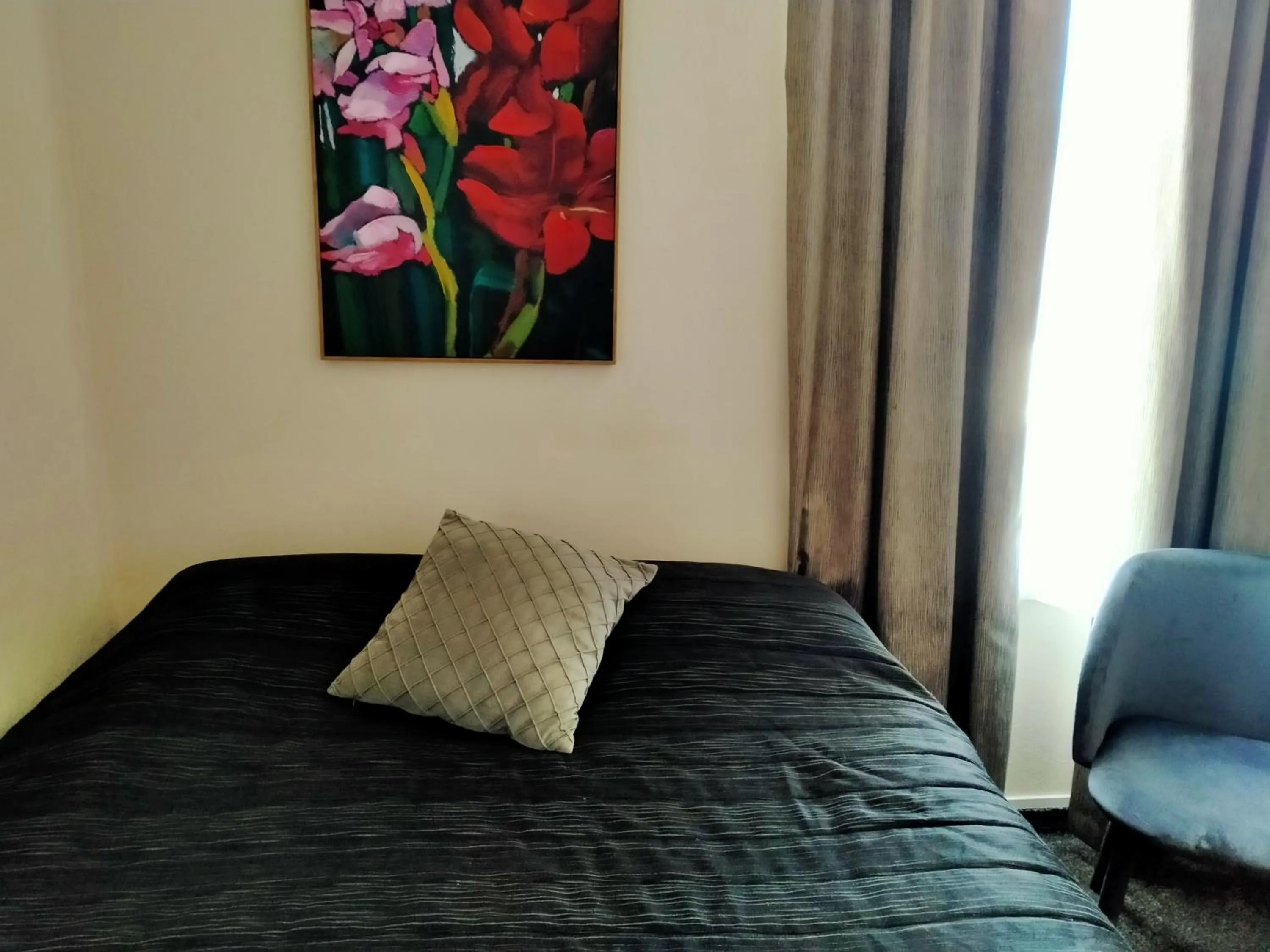 Bedroom, Bed in Masonic Hotel