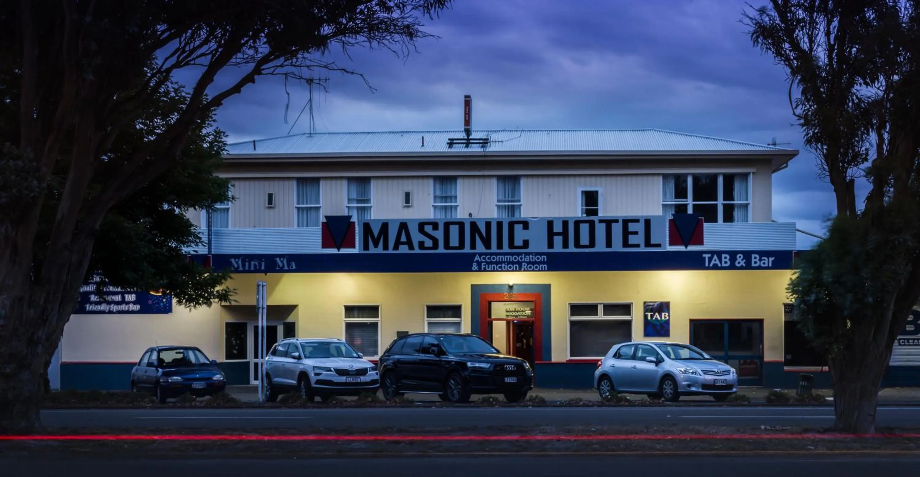 Facade/entrance in Masonic Hotel