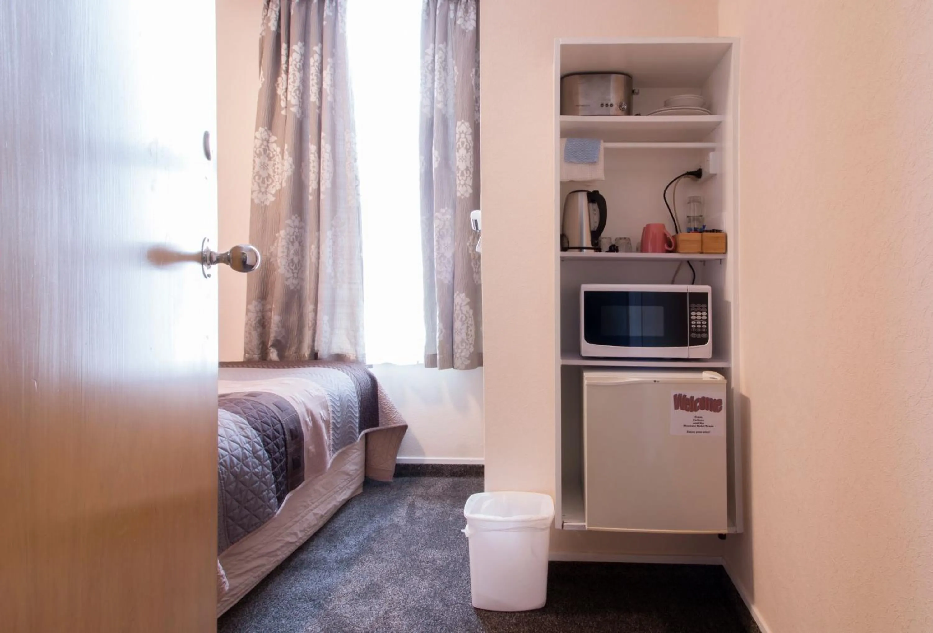Kitchen or kitchenette, Bed in Masonic Hotel