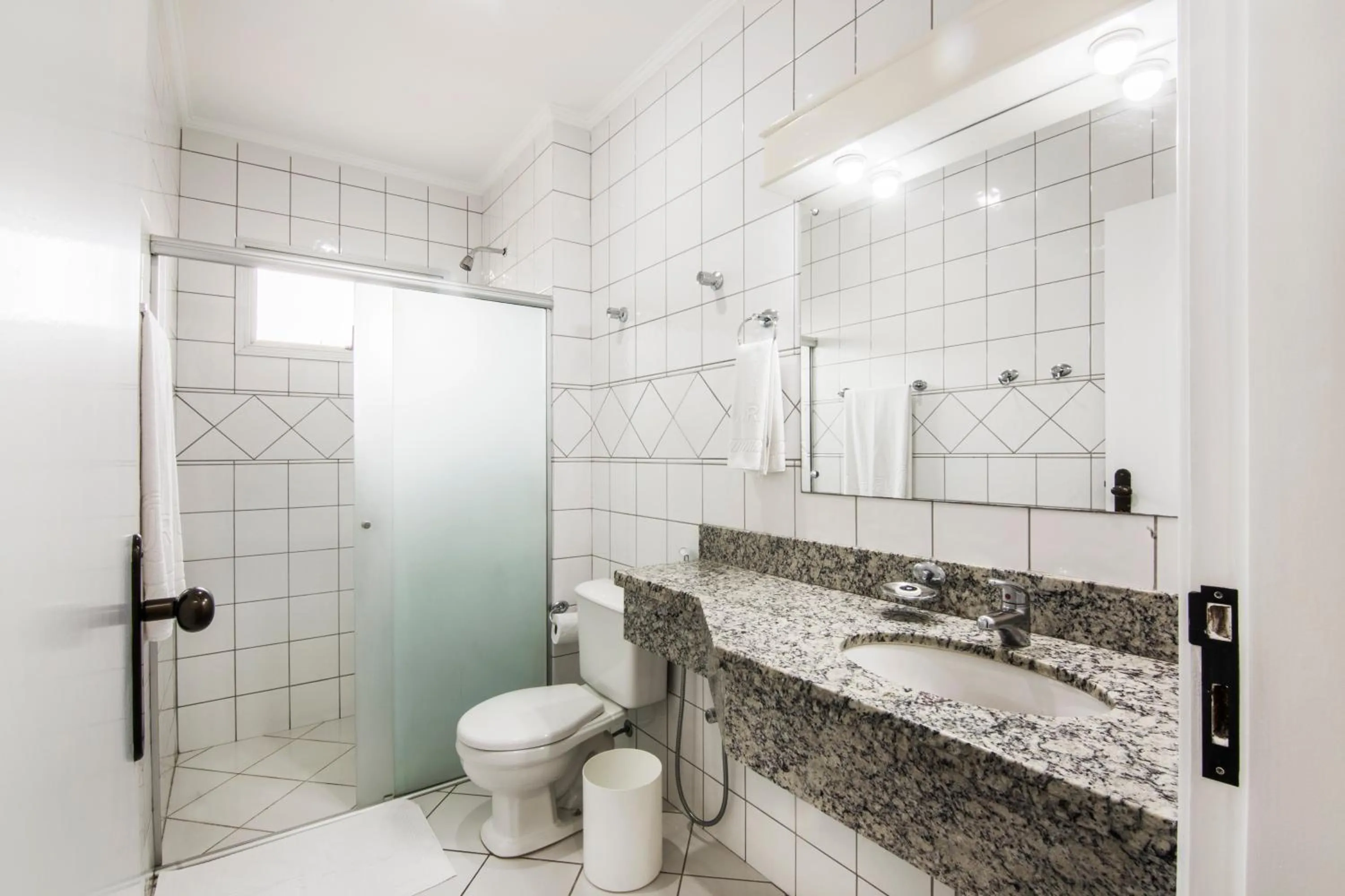 Shower in JR Hotel Marilia