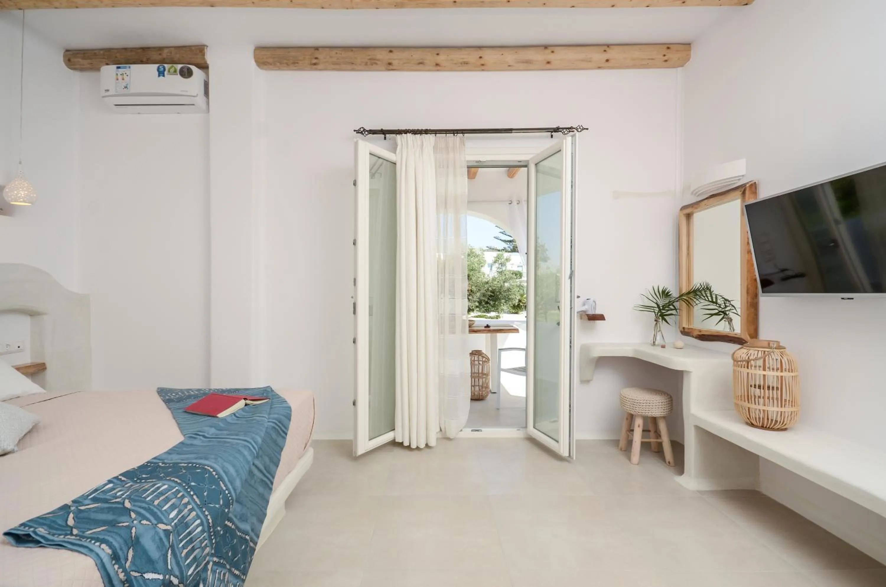 TV and multimedia, Bed in Naxos Nature Suites