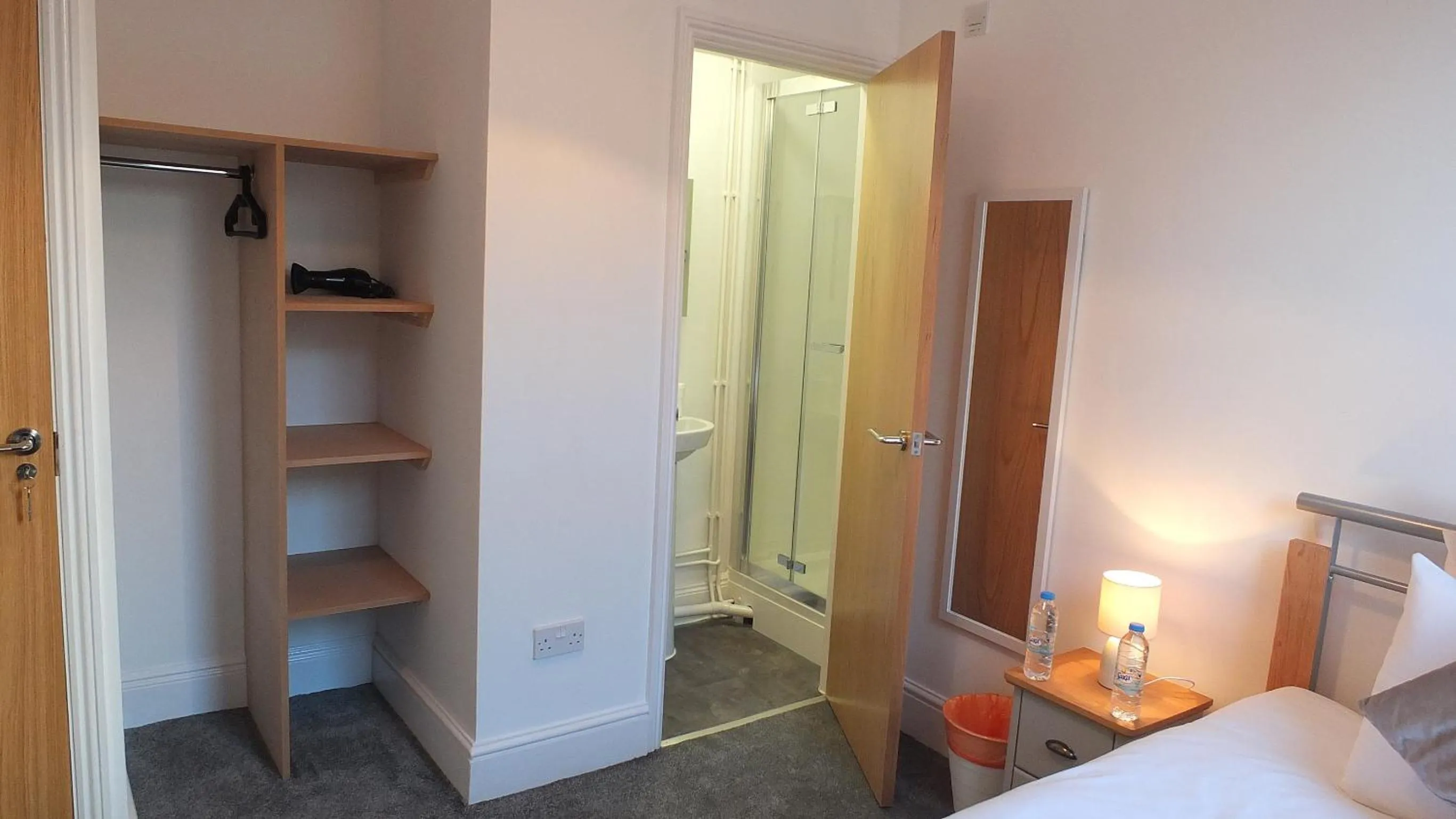 Shower, Bed in The Mill Suites - Tas Accommodations