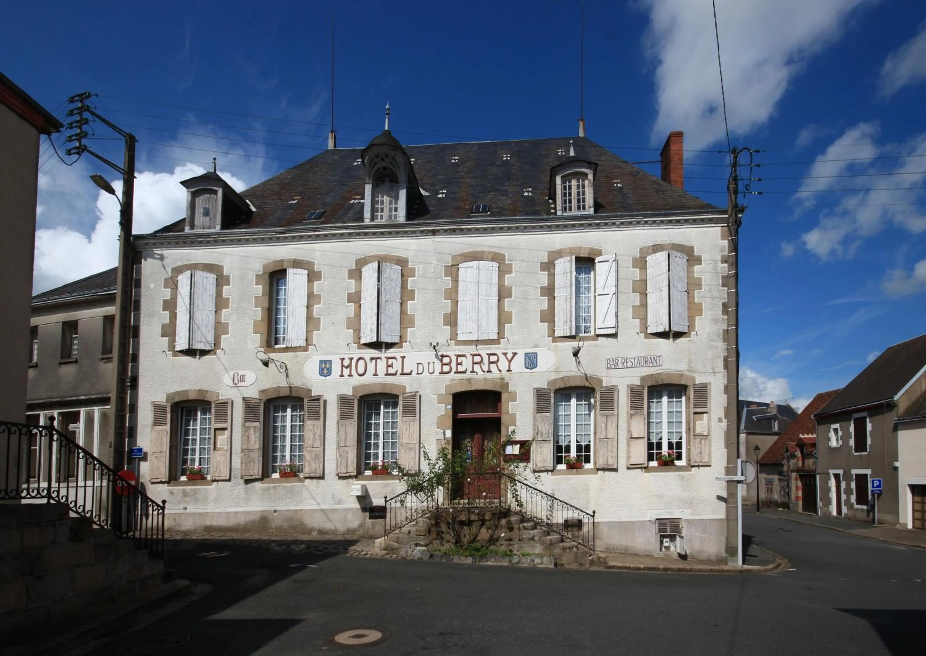 Facade/entrance, Property Building in Hôtel du Berry