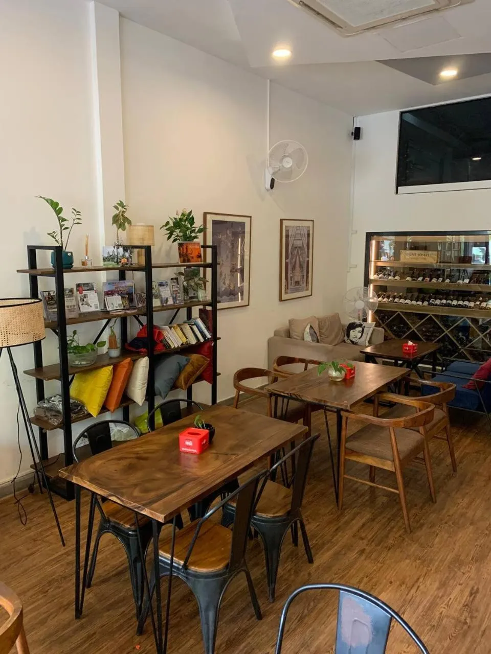 Restaurant/places to eat in Suite Home Boutique Hotel