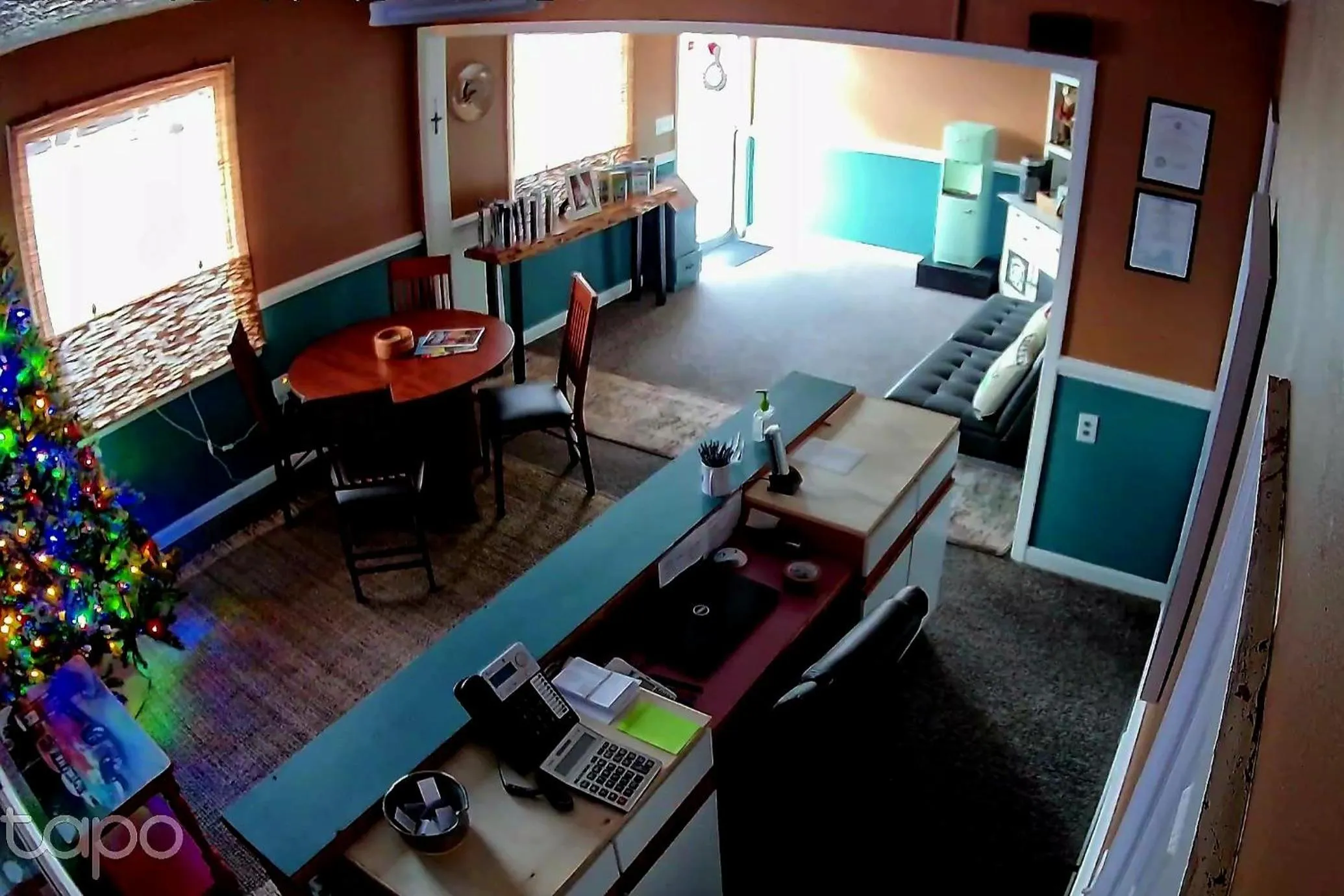 Communal lounge/ TV room in Fox Mountain Inn