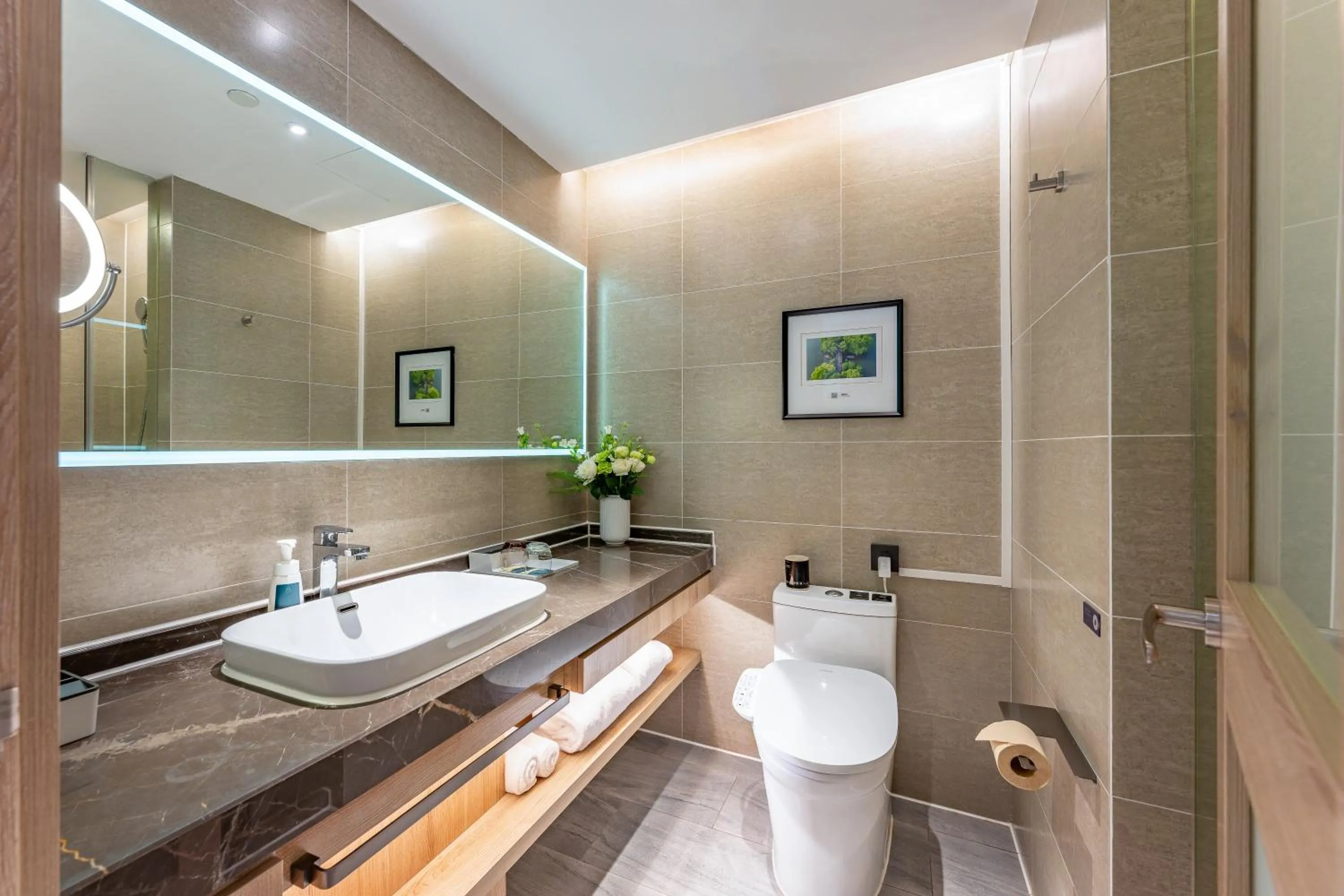 Toilet in Hangzhou West Lake Hubin Yintai Atour Hotel