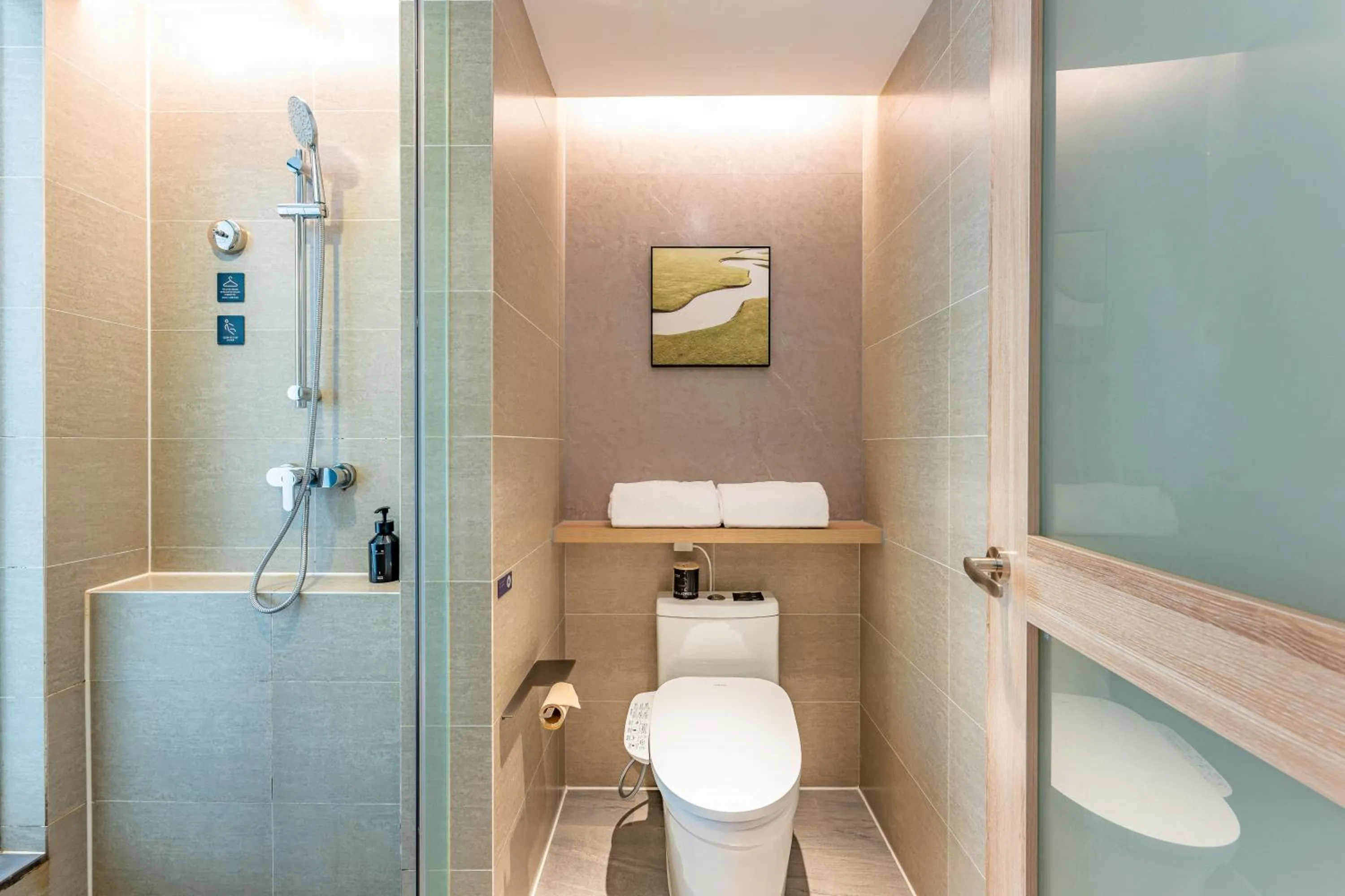 Toilet in Hangzhou West Lake Hubin Yintai Atour Hotel