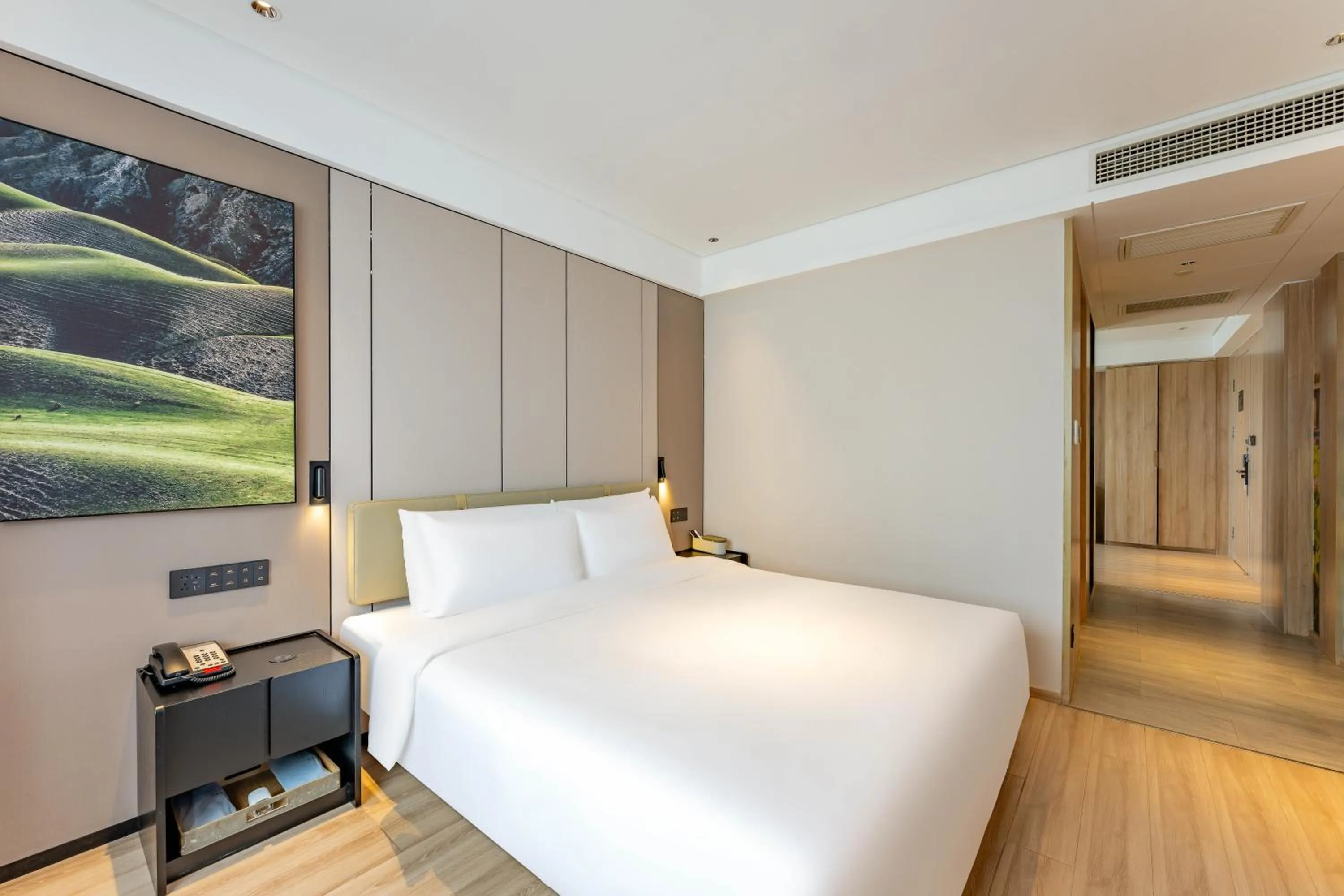 Photo of the whole room, Bed in Hangzhou West Lake Hubin Yintai Atour Hotel