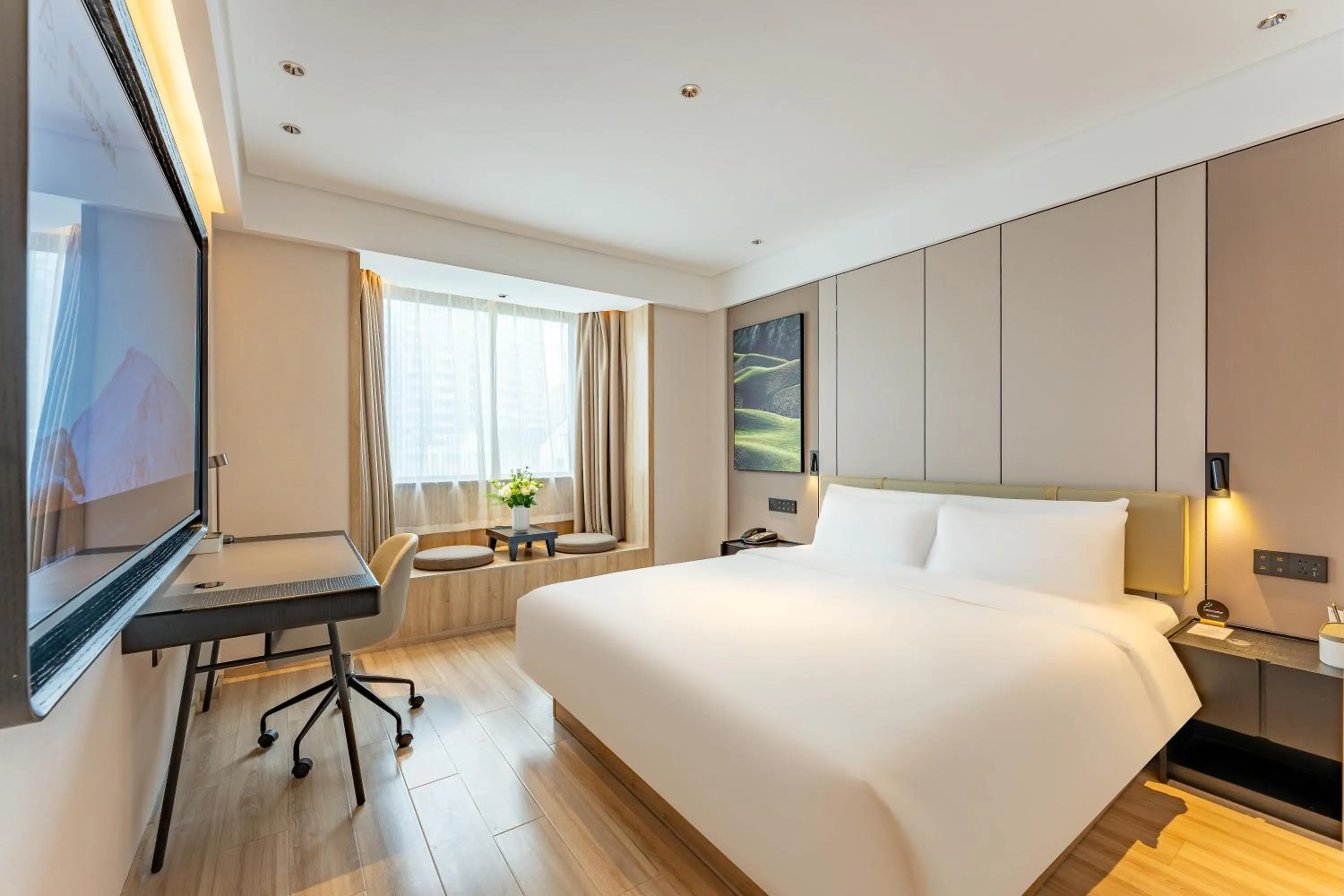 Photo of the whole room, Bed in Hangzhou West Lake Hubin Yintai Atour Hotel