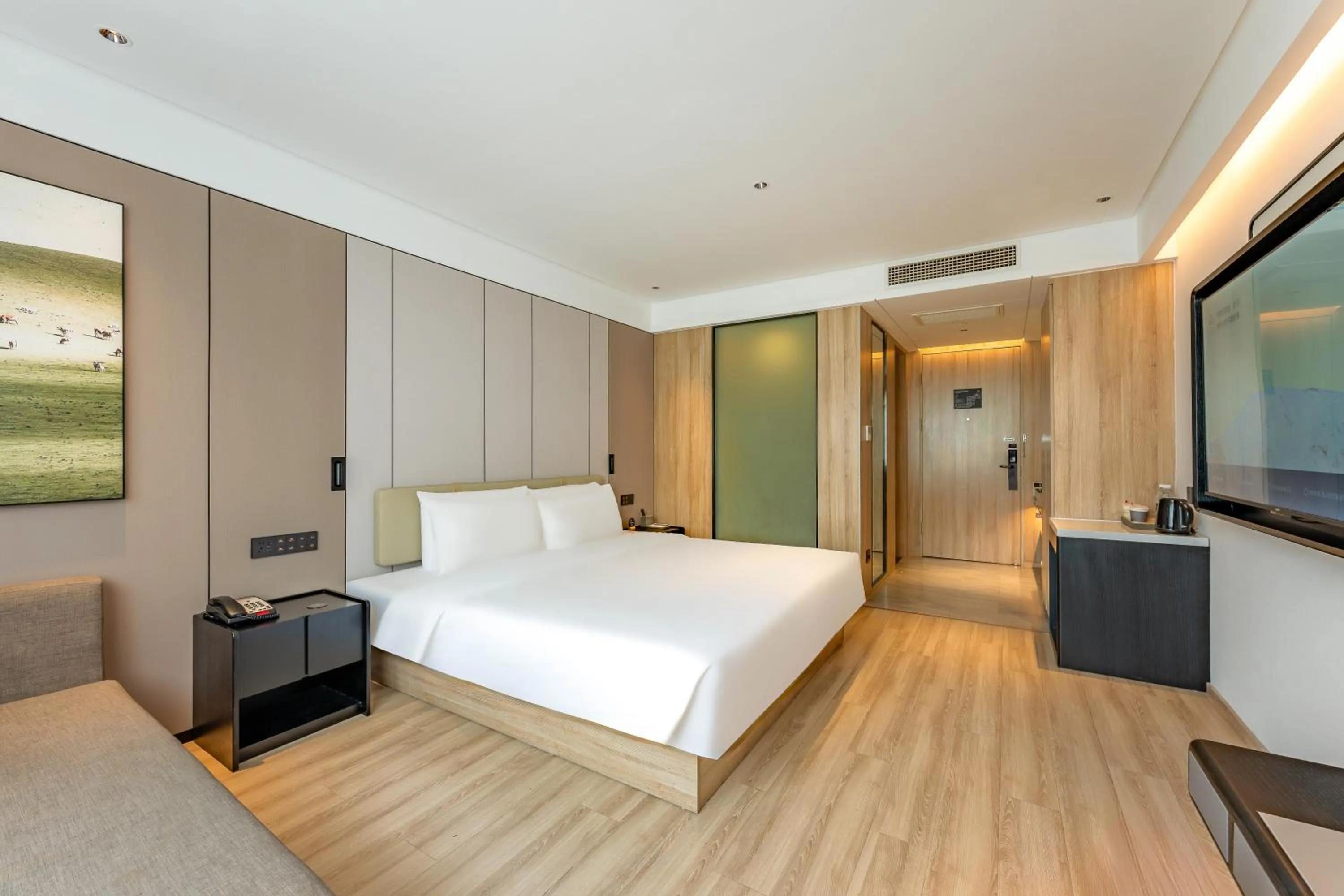 Photo of the whole room, Bed in Hangzhou West Lake Hubin Yintai Atour Hotel