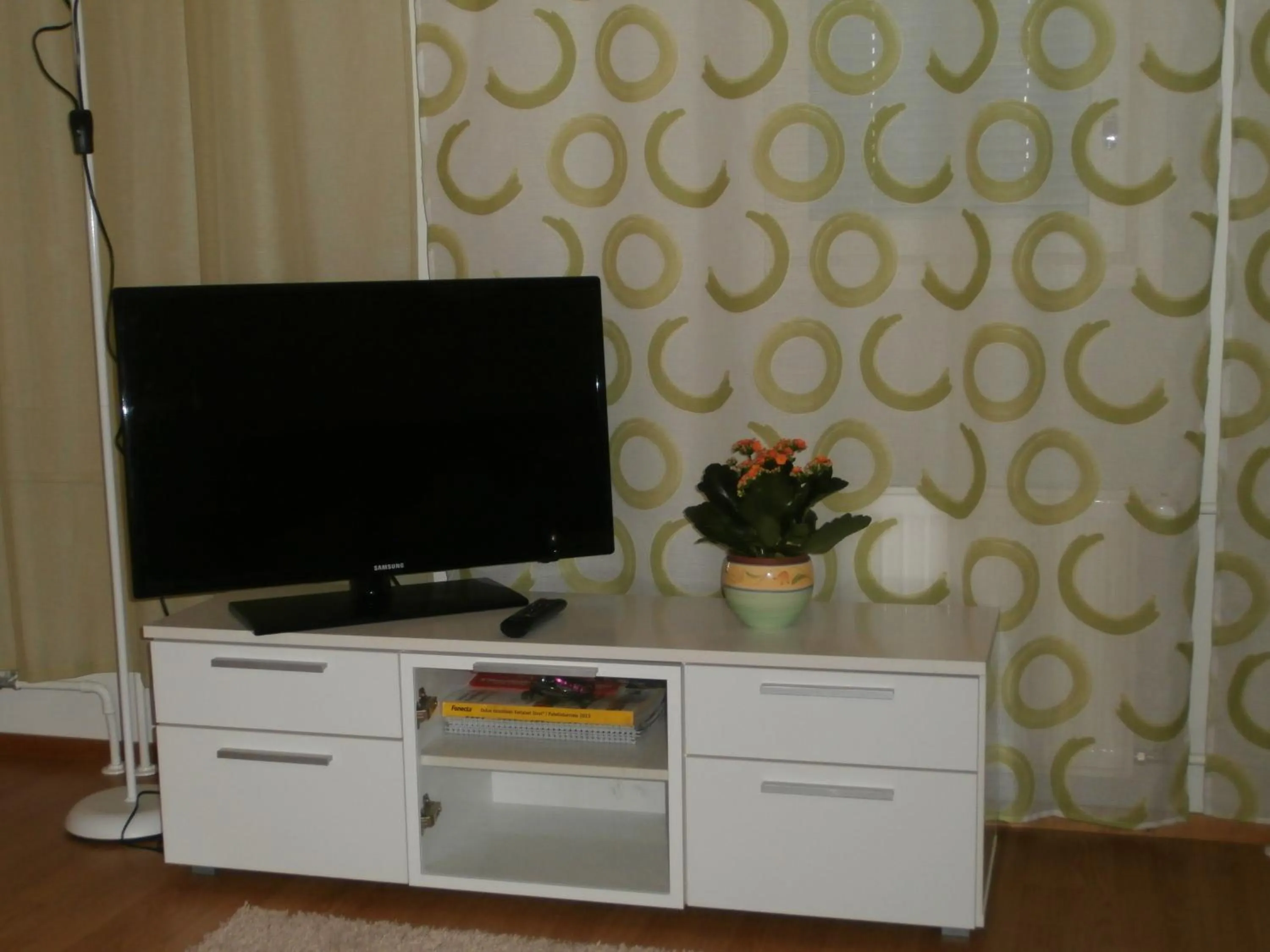 TV and multimedia in Huoneistohotelli Nallisuites