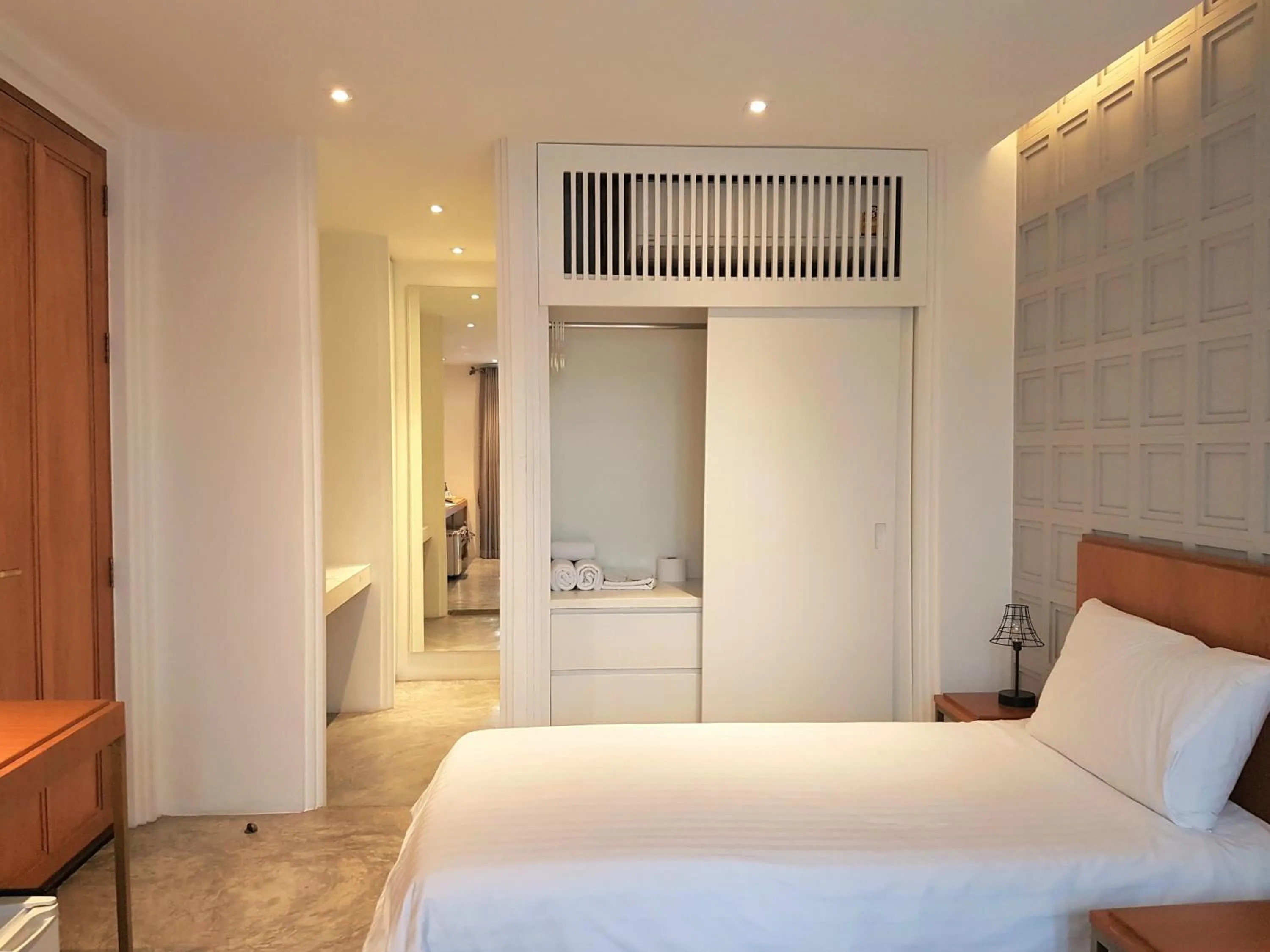 wardrobe, Bed in Vali Villa Bangkok