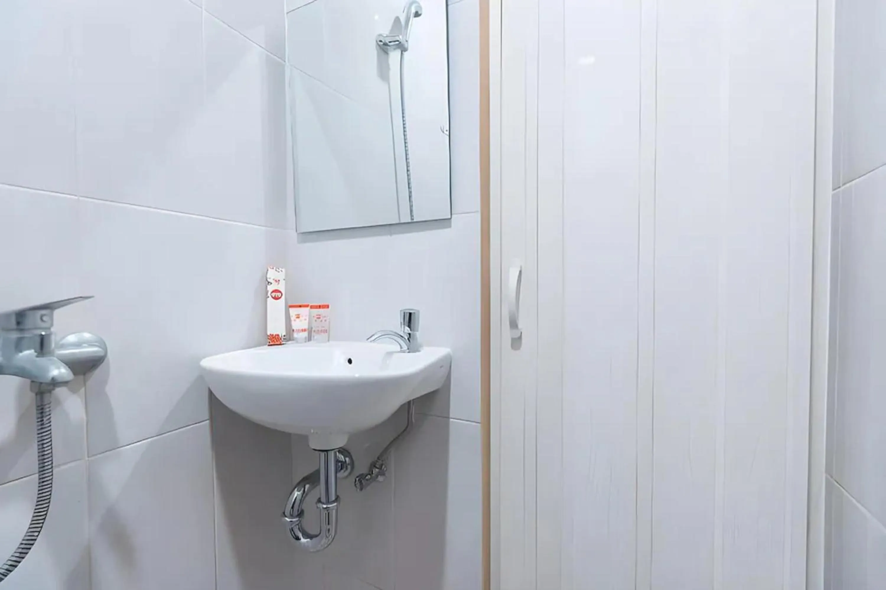 Bathroom in Hotel O Balcon Biru