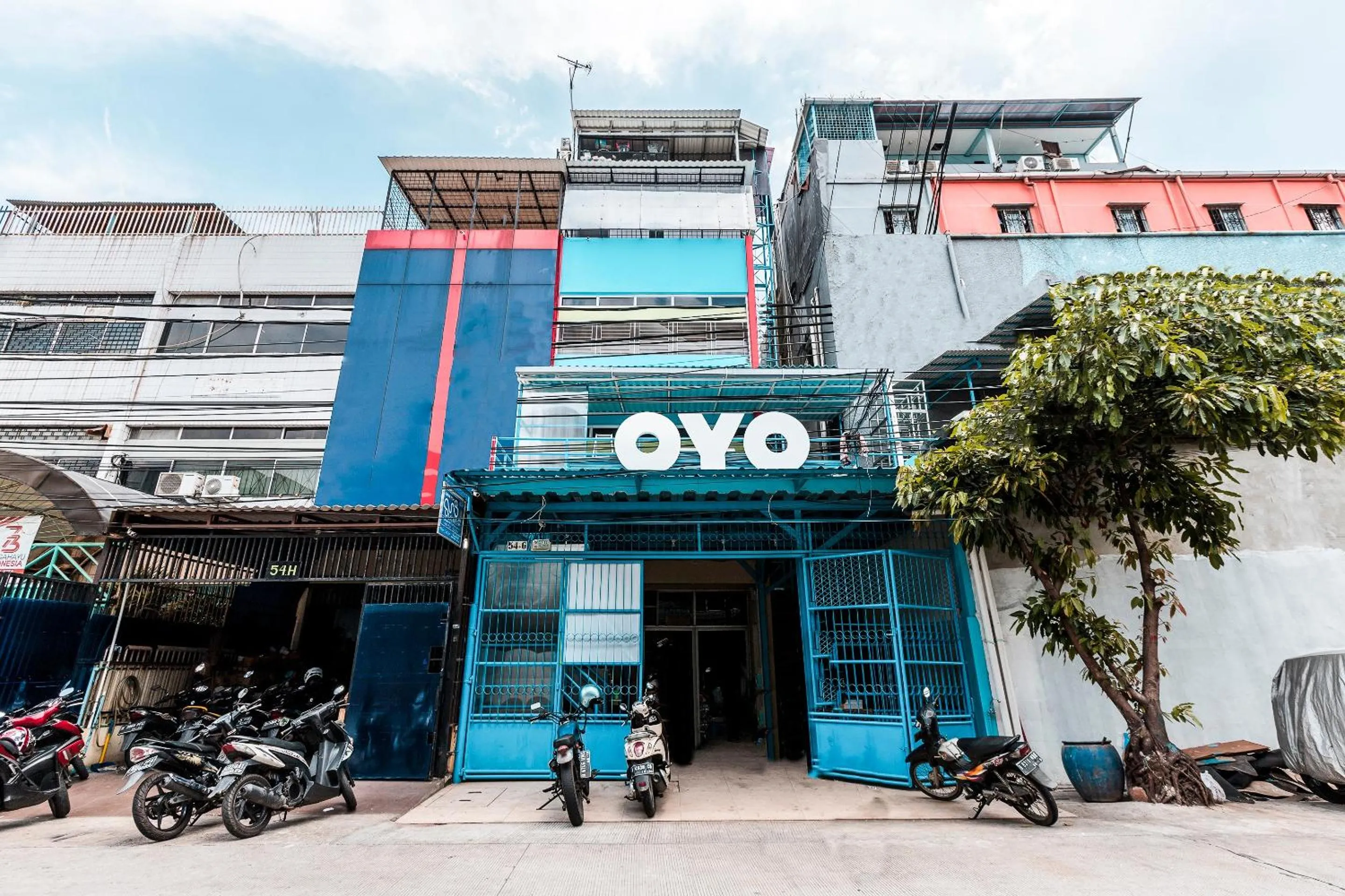 Facade/entrance in Hotel O Balcon Biru
