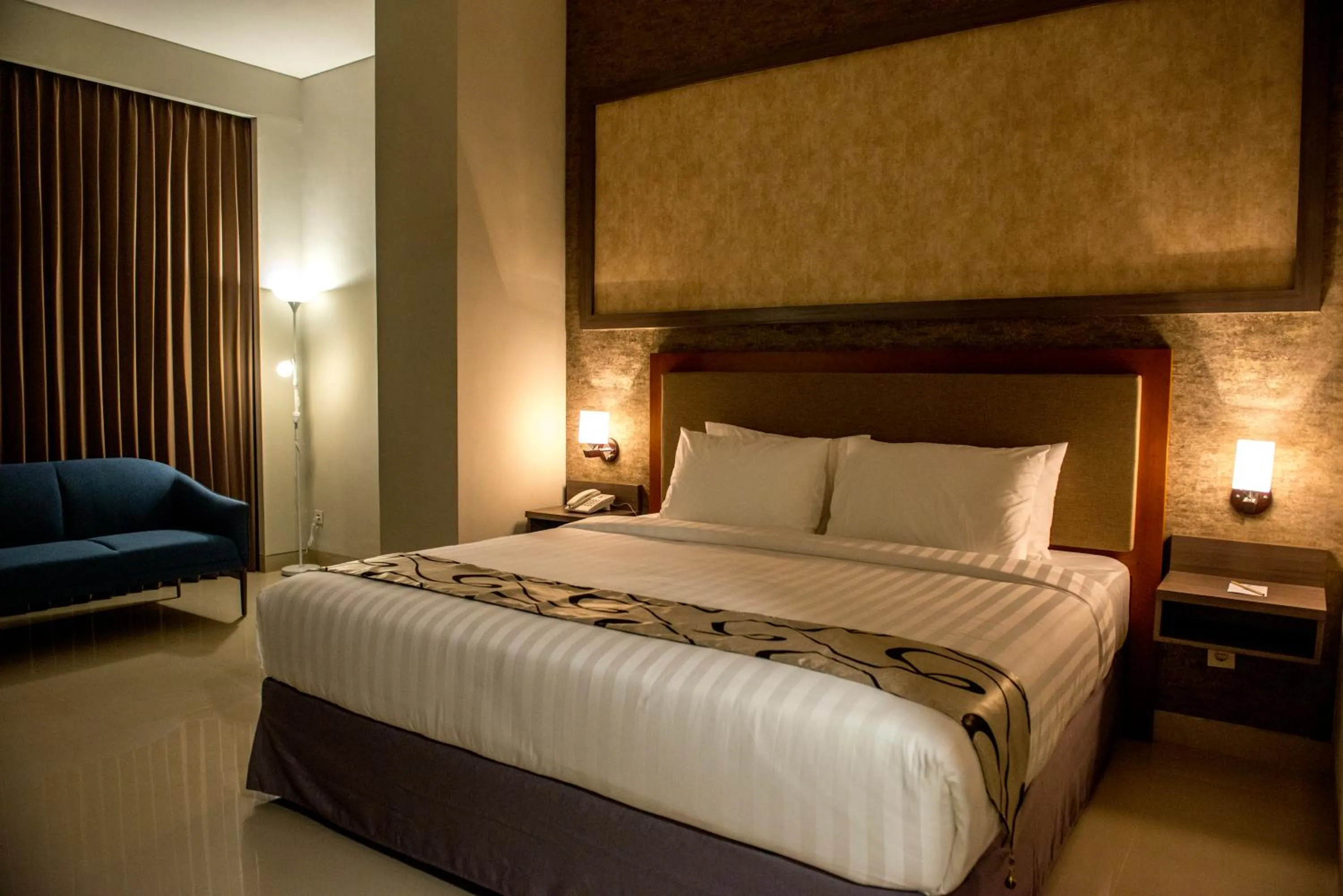 Property building, Bed in Grand Padis Hotel