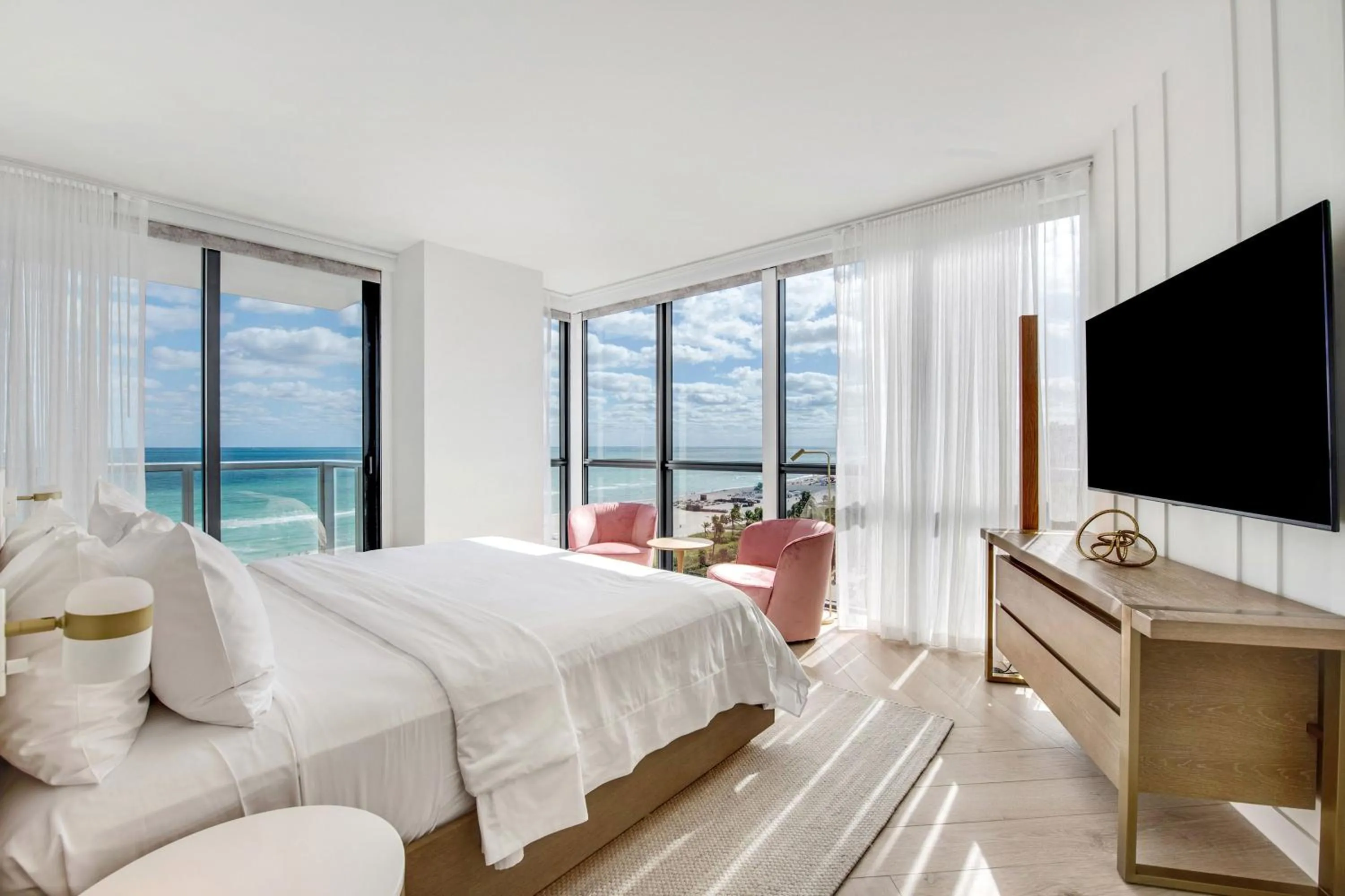 Bedroom, Bed in W South Beach