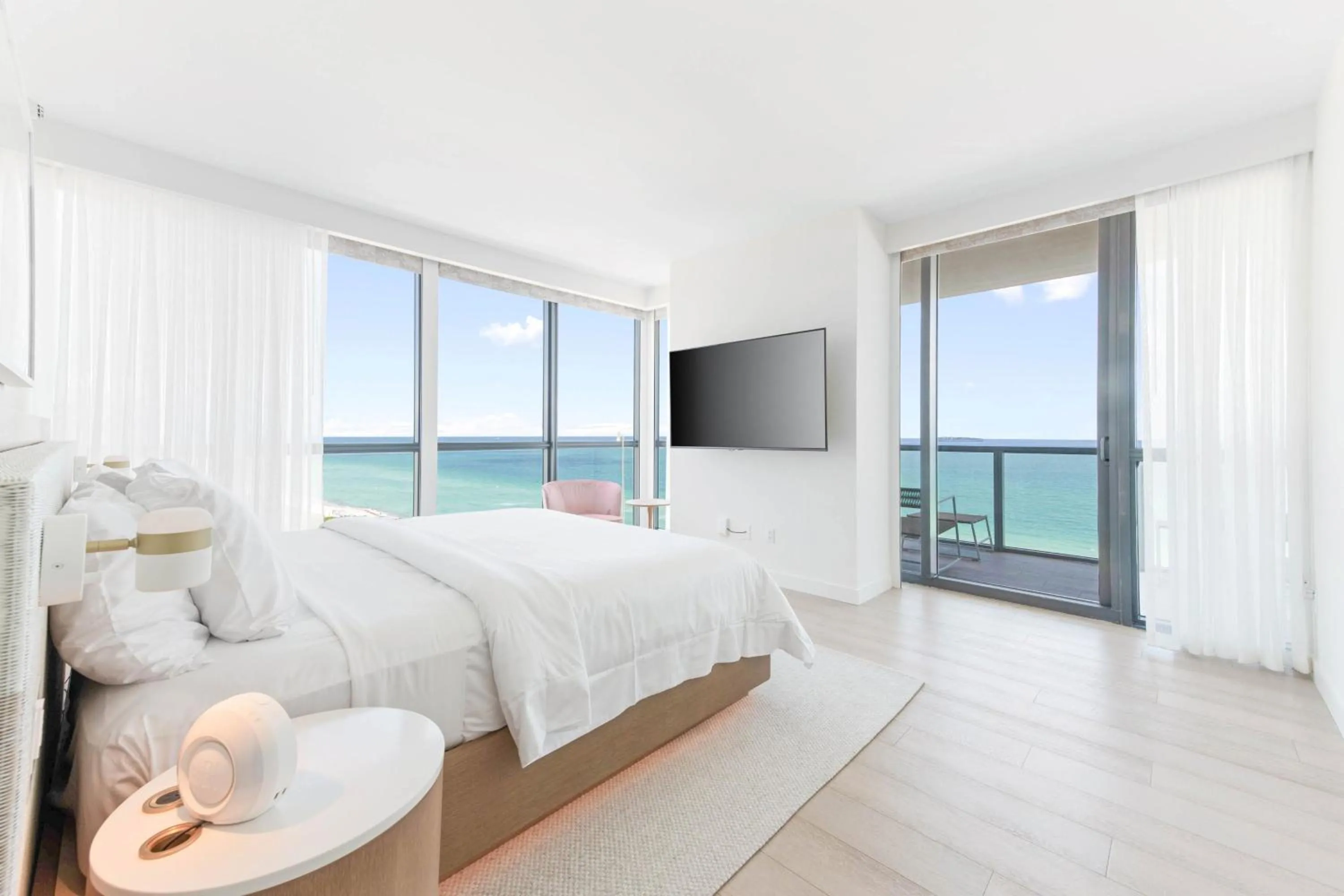 Bedroom, Bed in W South Beach