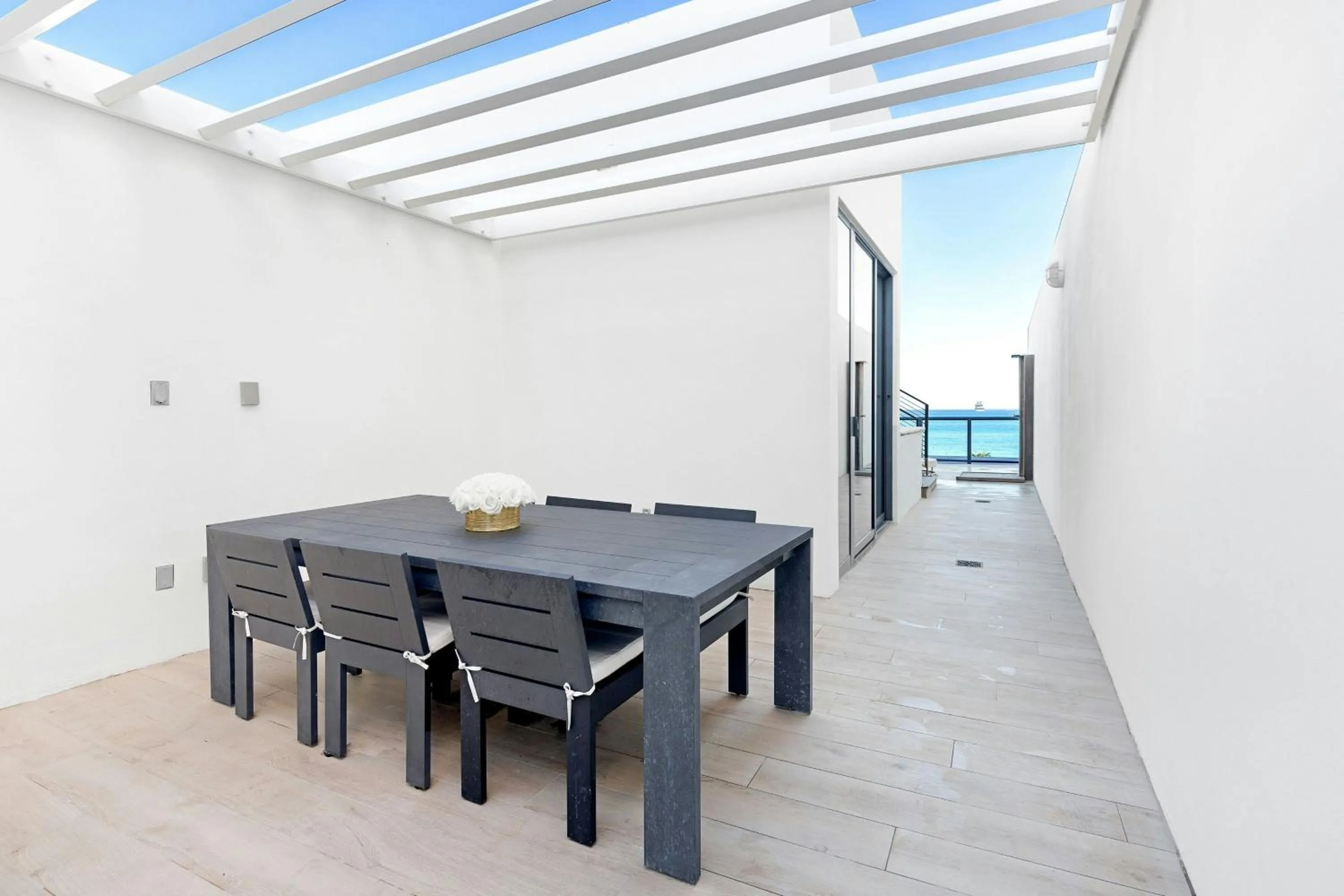 Photo of the whole room in W South Beach