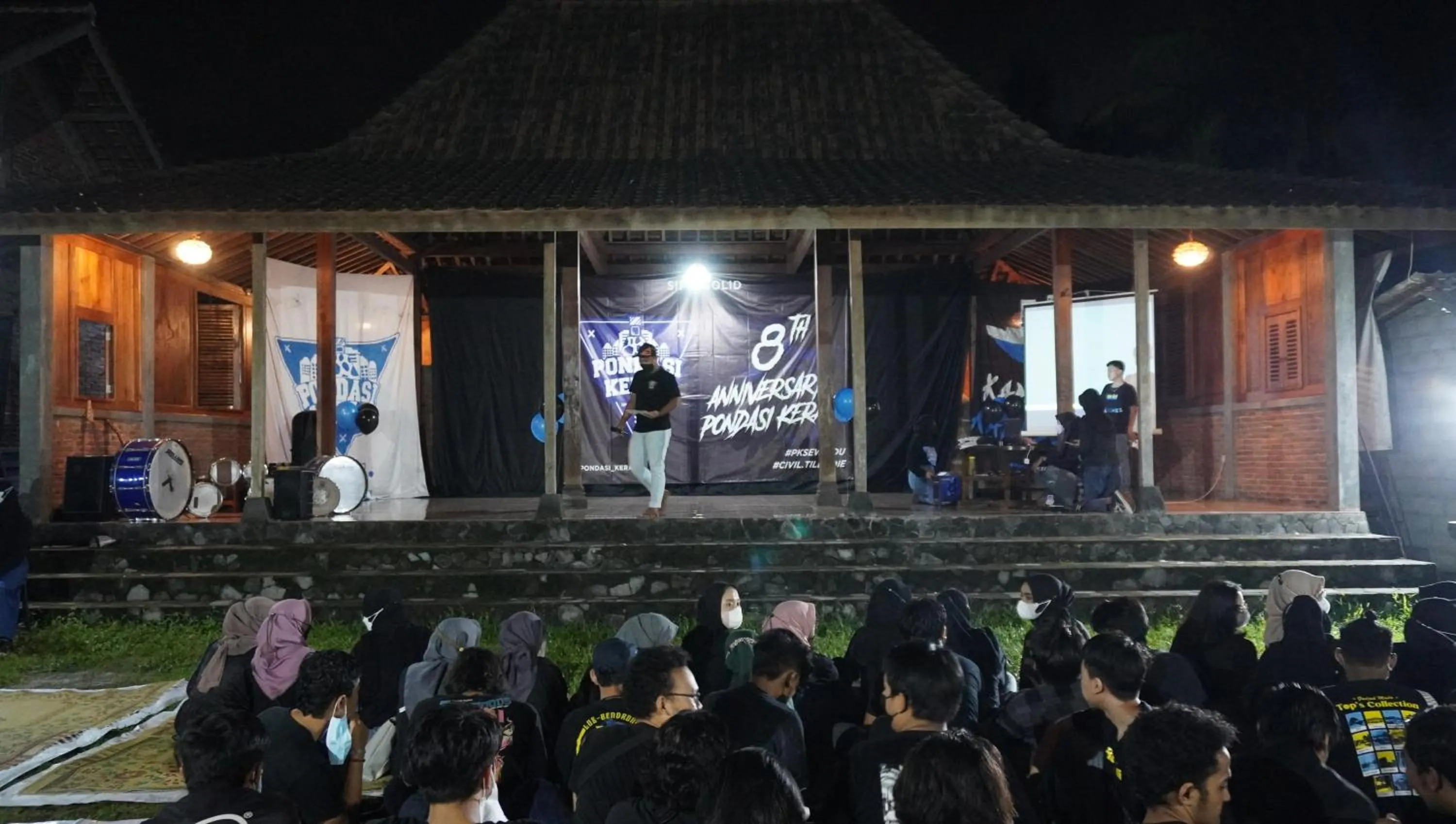 Guests in JOGLO Greenhouse