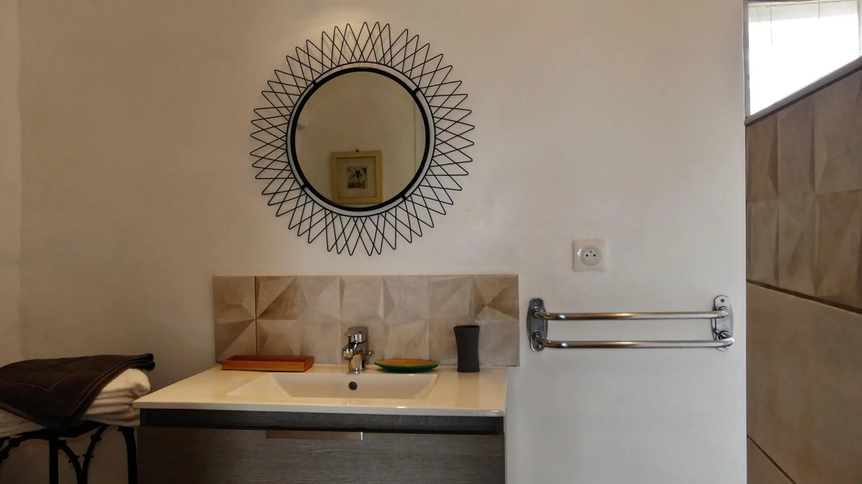 Large Double or Twin Room in Mas Escombelle