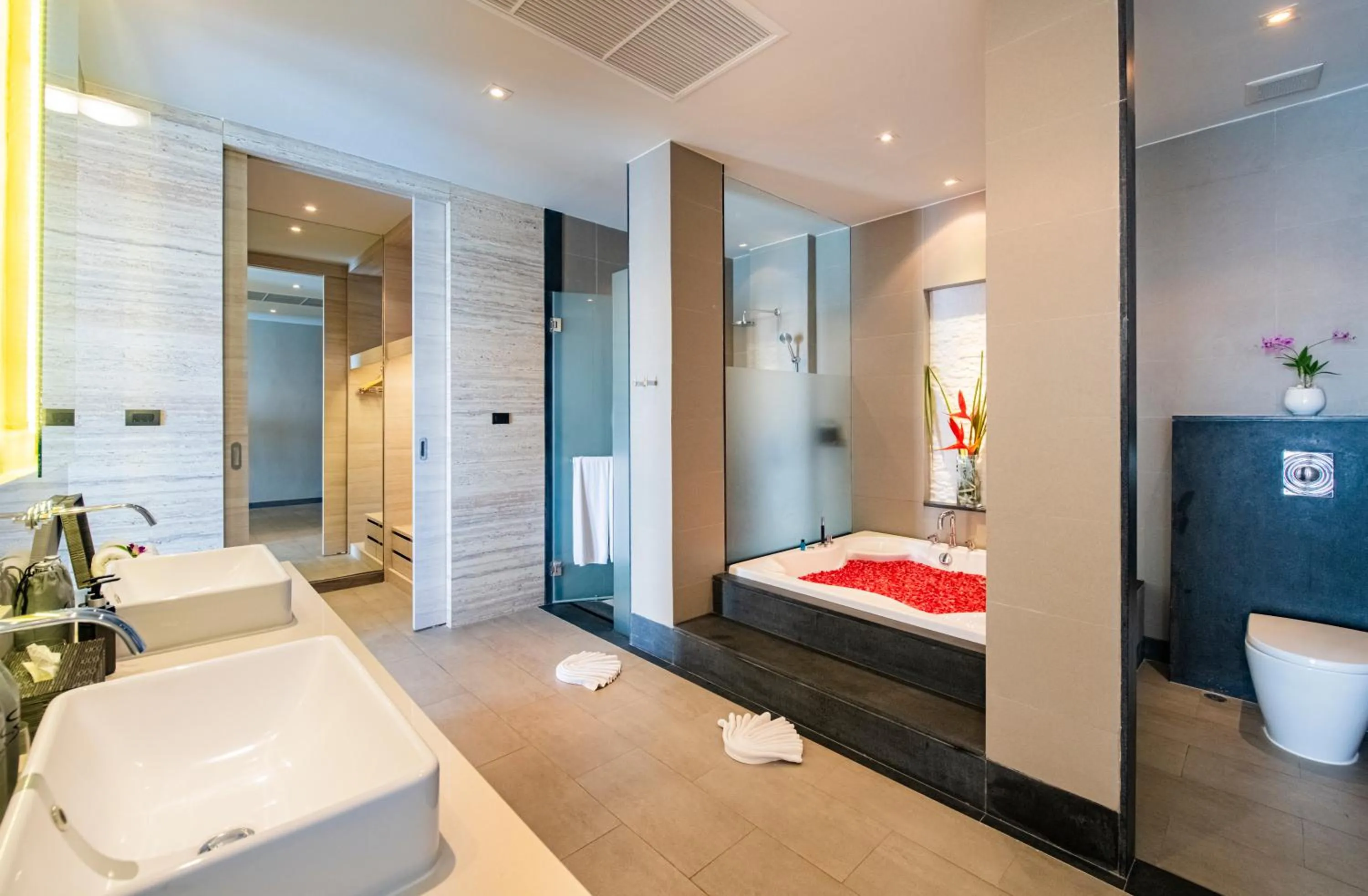 Shower, Bed in Cape Sienna Phuket Gourmet Hotel & Villas - SHA Extra Plus