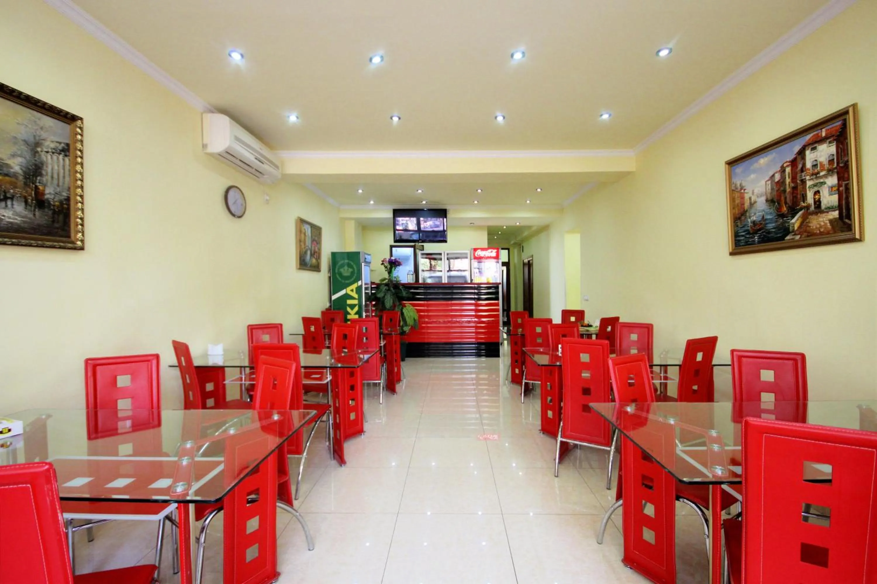 Restaurant/places to eat in Family Hotel