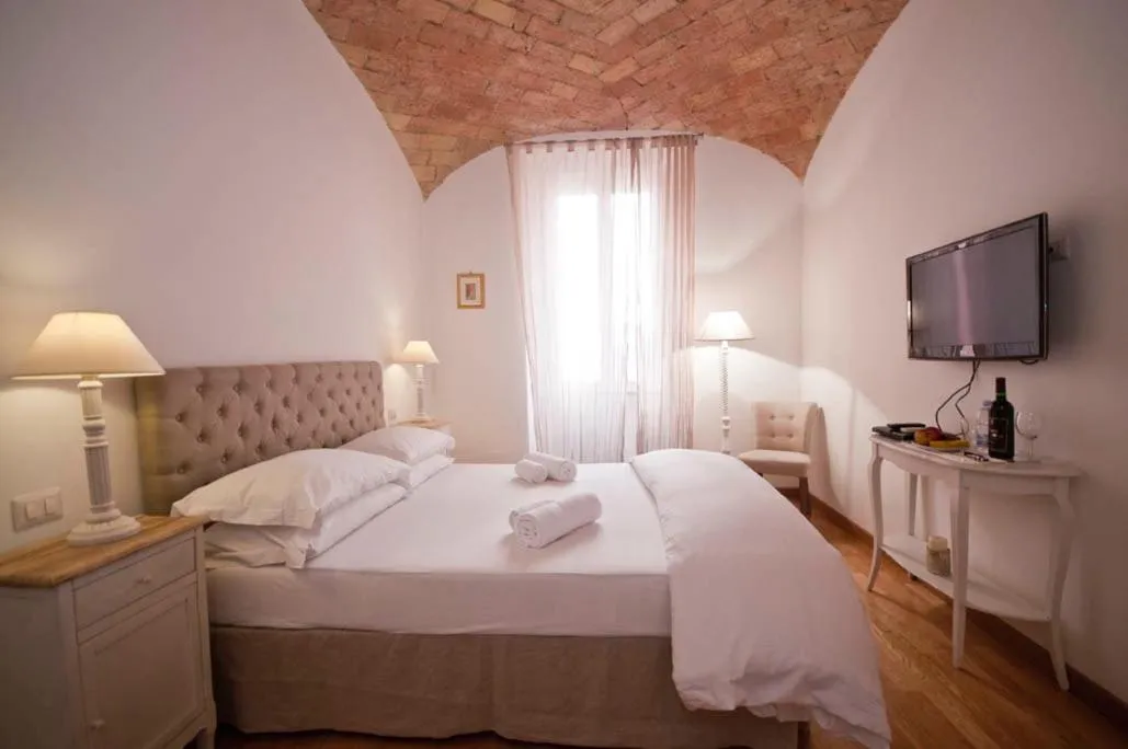 Bed in La finestra sul Colosseo B&B 1