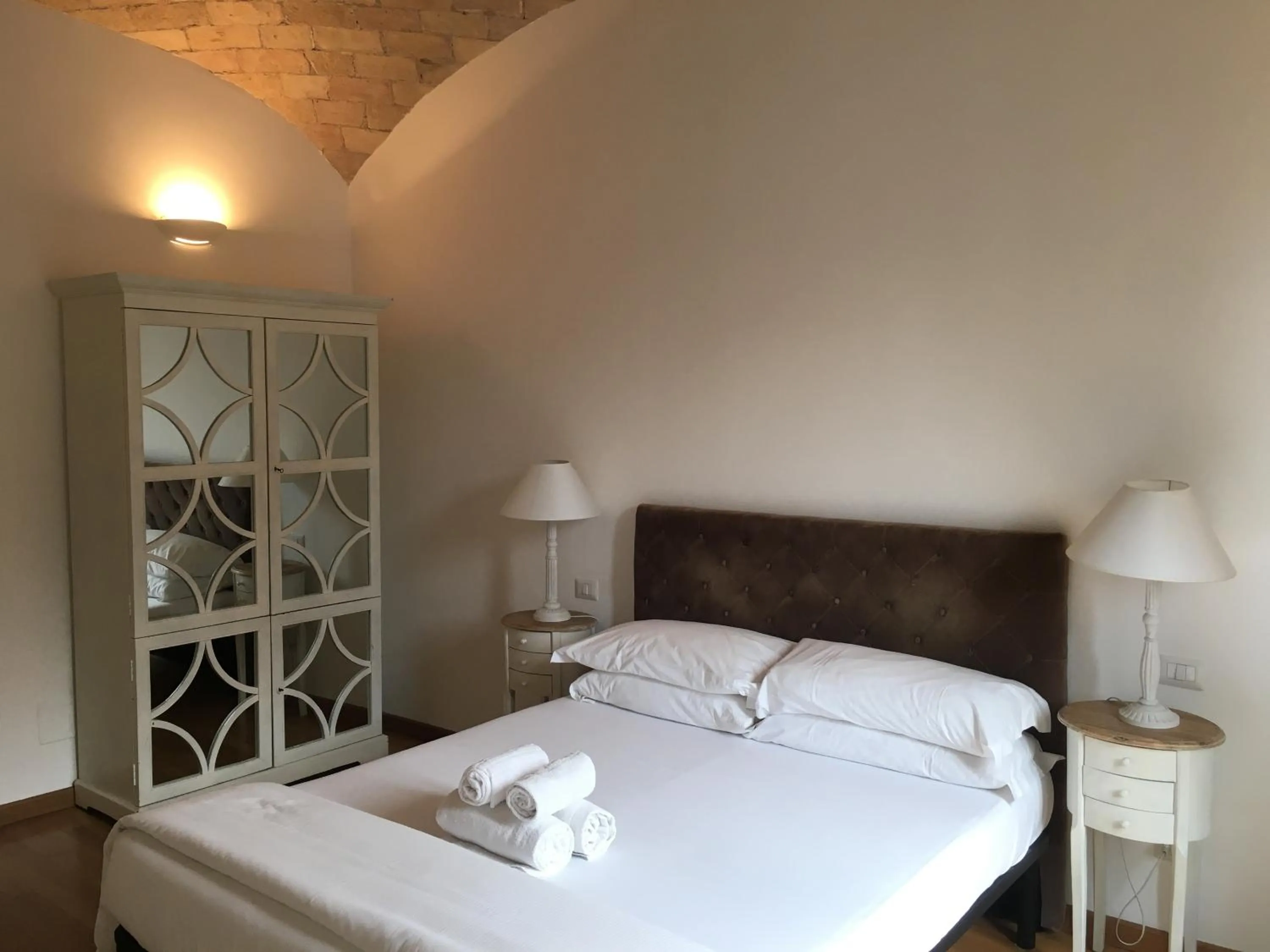 Bed in La finestra sul Colosseo B&B 1