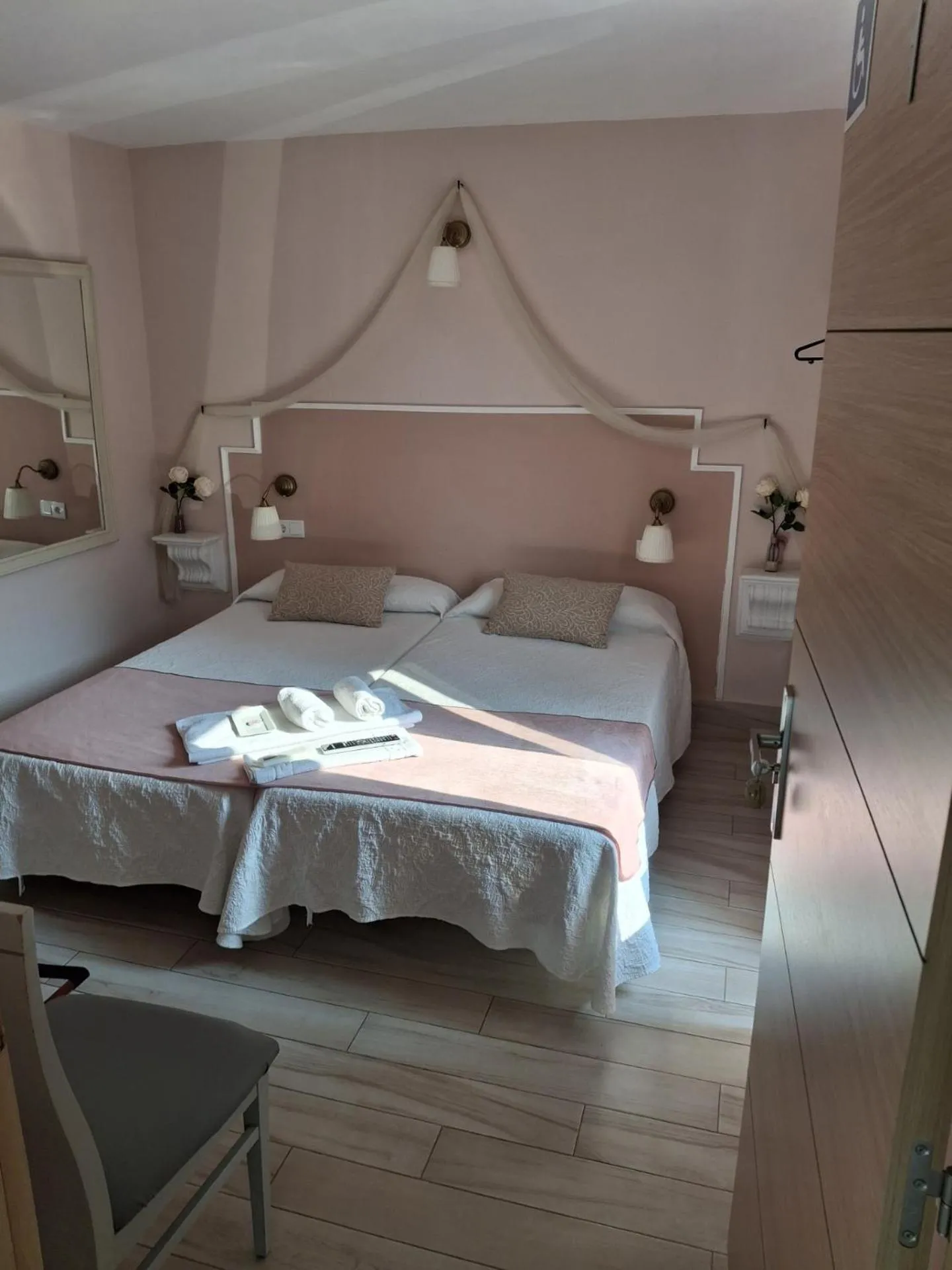 Double or Twin Room with Private Bathroom- Disability Access in Emperador Augusto