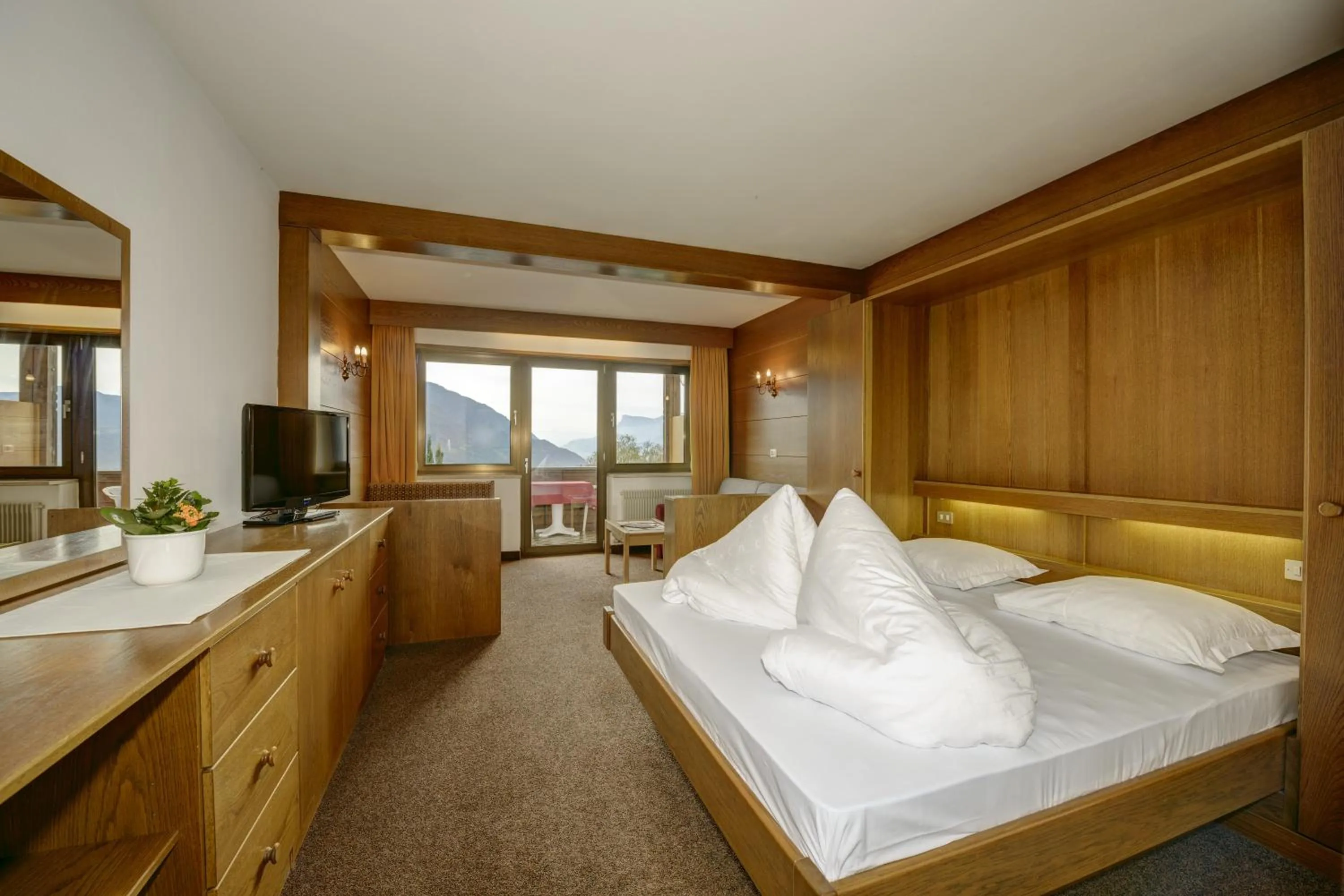 TV and multimedia, Bed in Hotel Appartement Inge