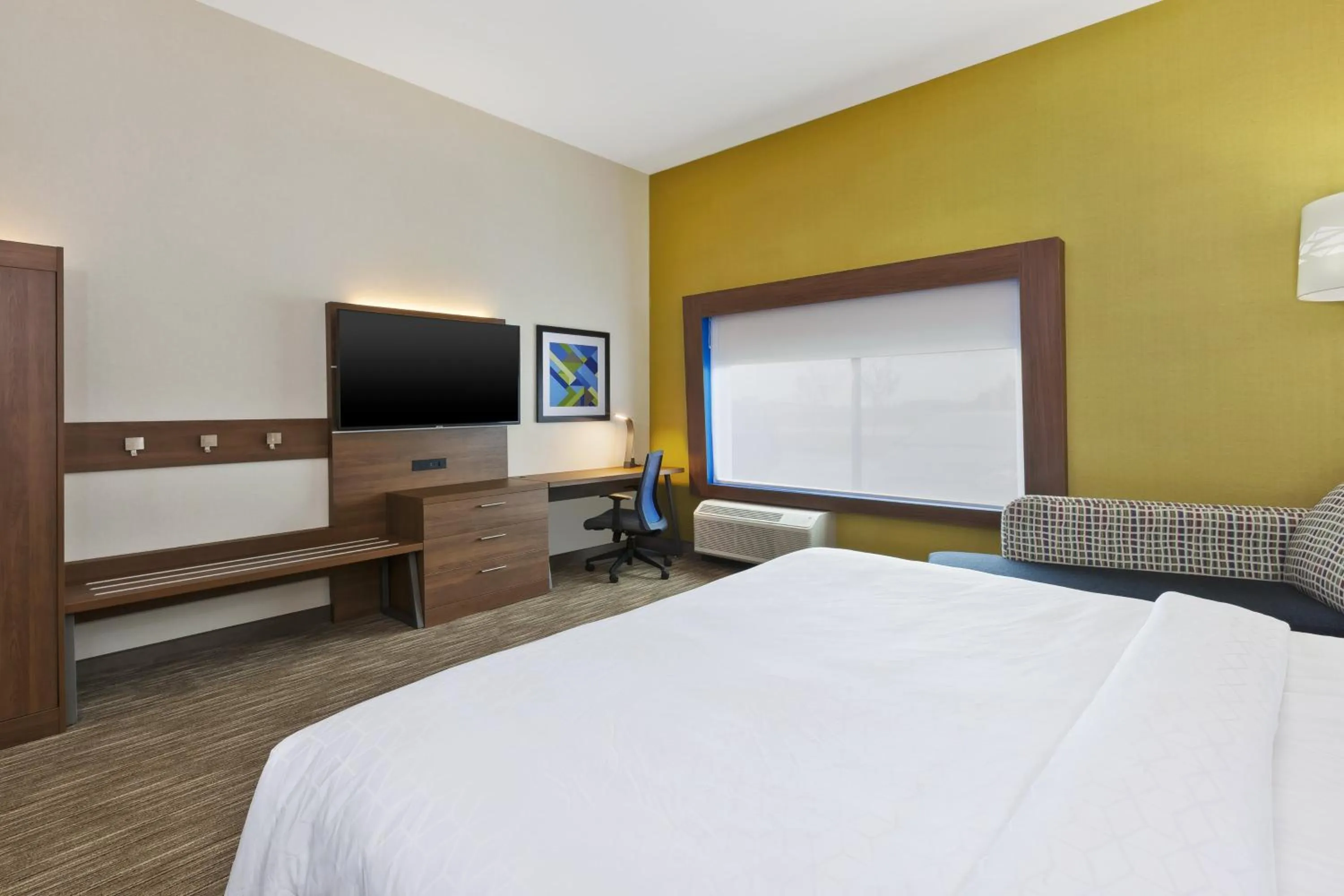 Photo of the whole room, Bed in Holiday Inn Express & Suites - Painesville - Concord by IHG