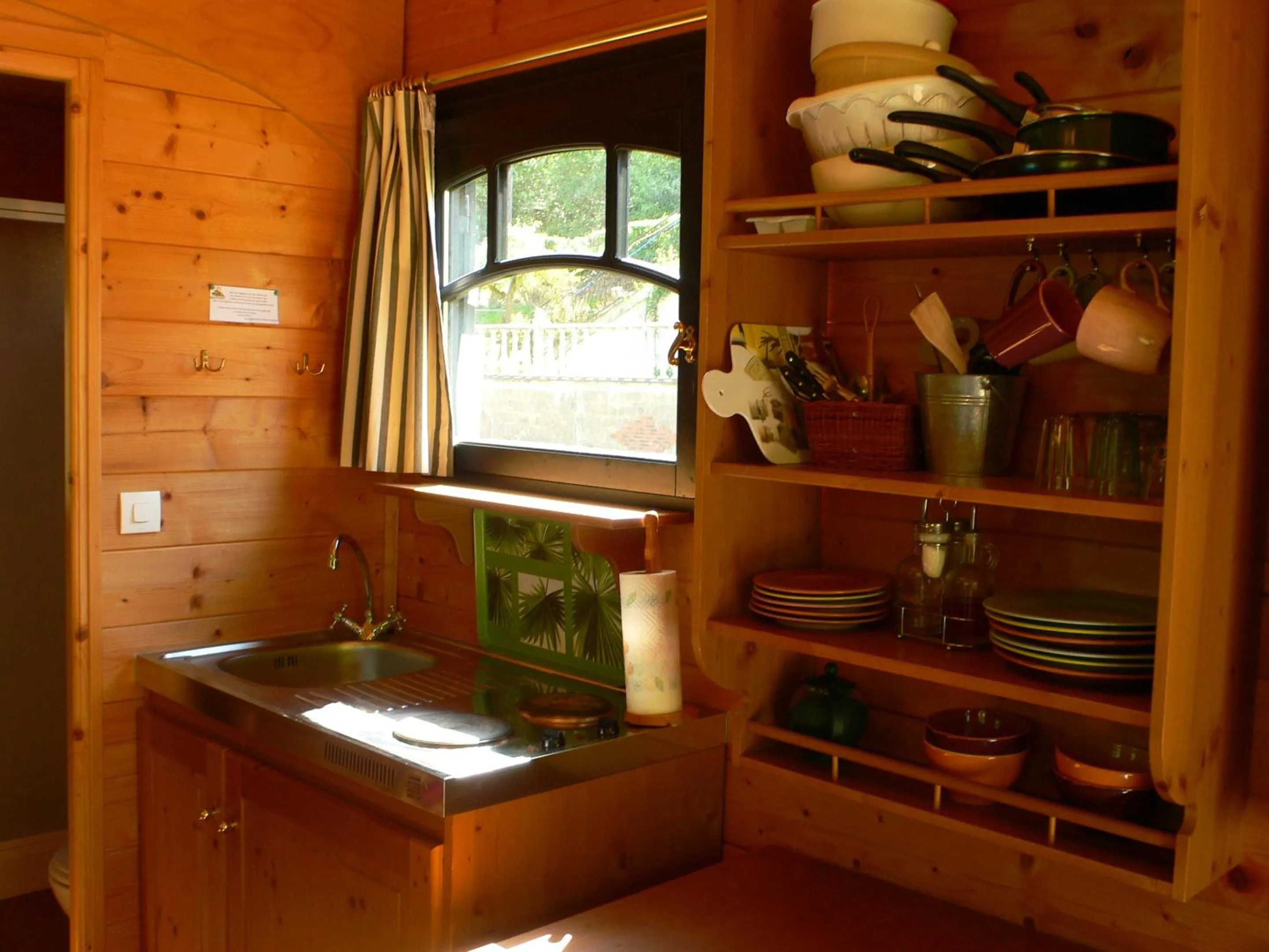 Kitchen or kitchenette in Les Roulottes de Maufront
