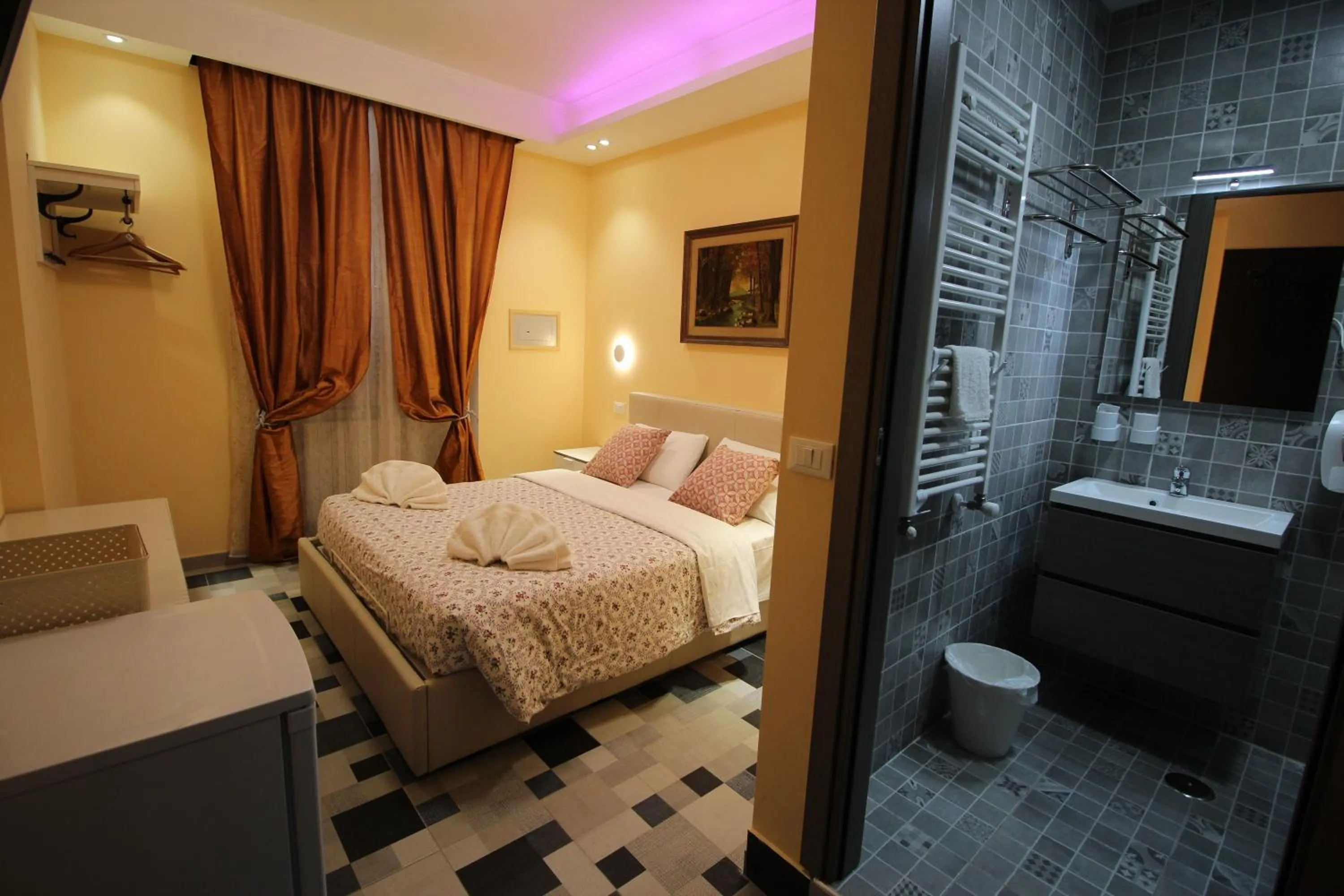 Toilet, Bed in Quest House Lihong
