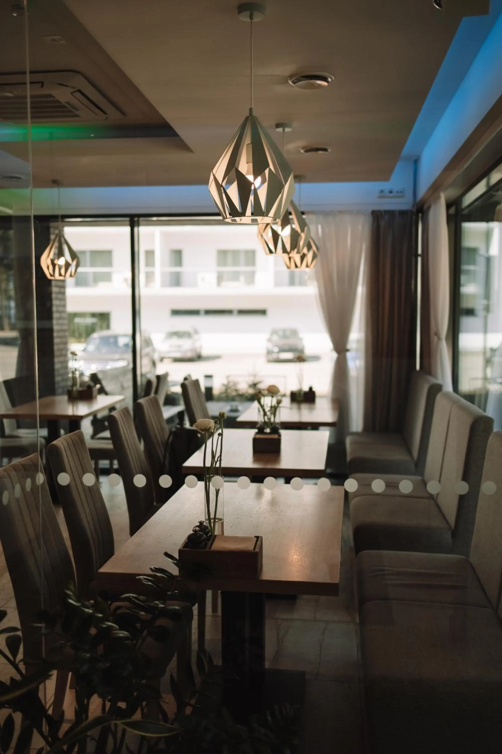 Restaurant/places to eat in Merepargi ApartHotel & Cafe