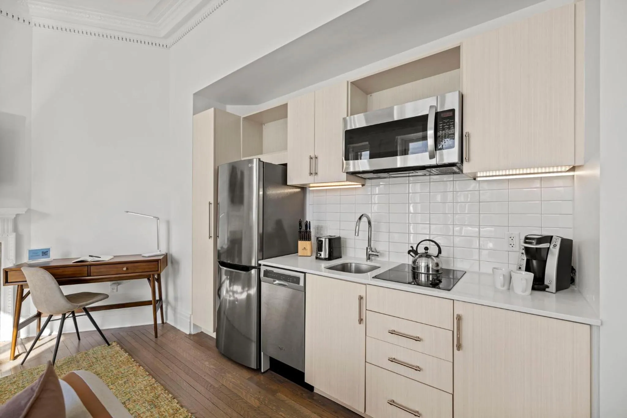 Kitchen or kitchenette in Placemakr Dupont Circle