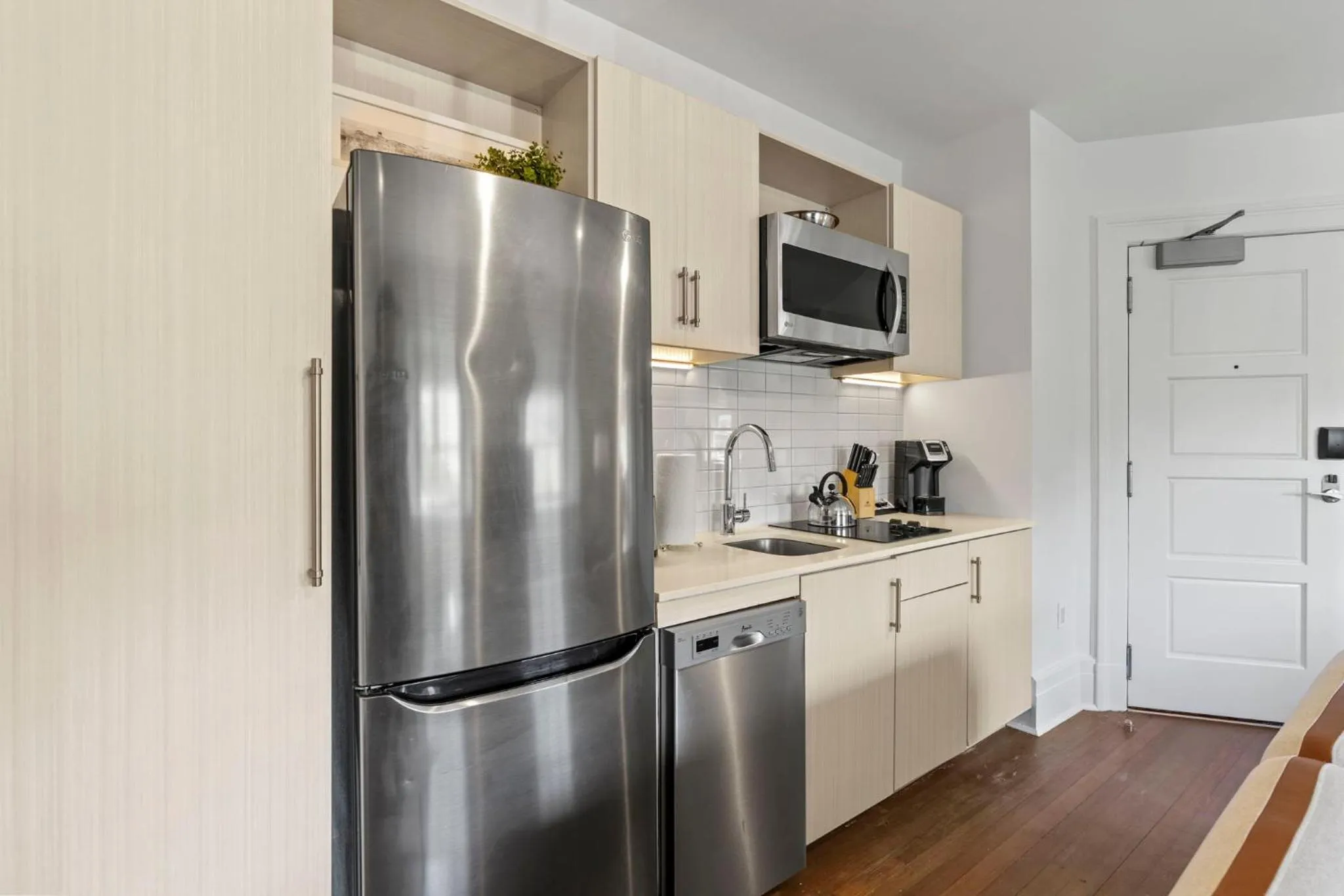 Kitchen or kitchenette in Placemakr Dupont Circle